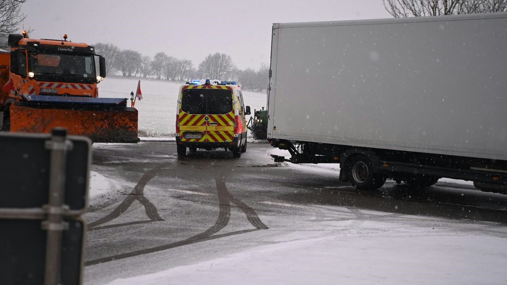 Rettungsfahrzeuge werden durchgelassen. In Zingsheim und in Tondorf funktioniert das erstklassig.