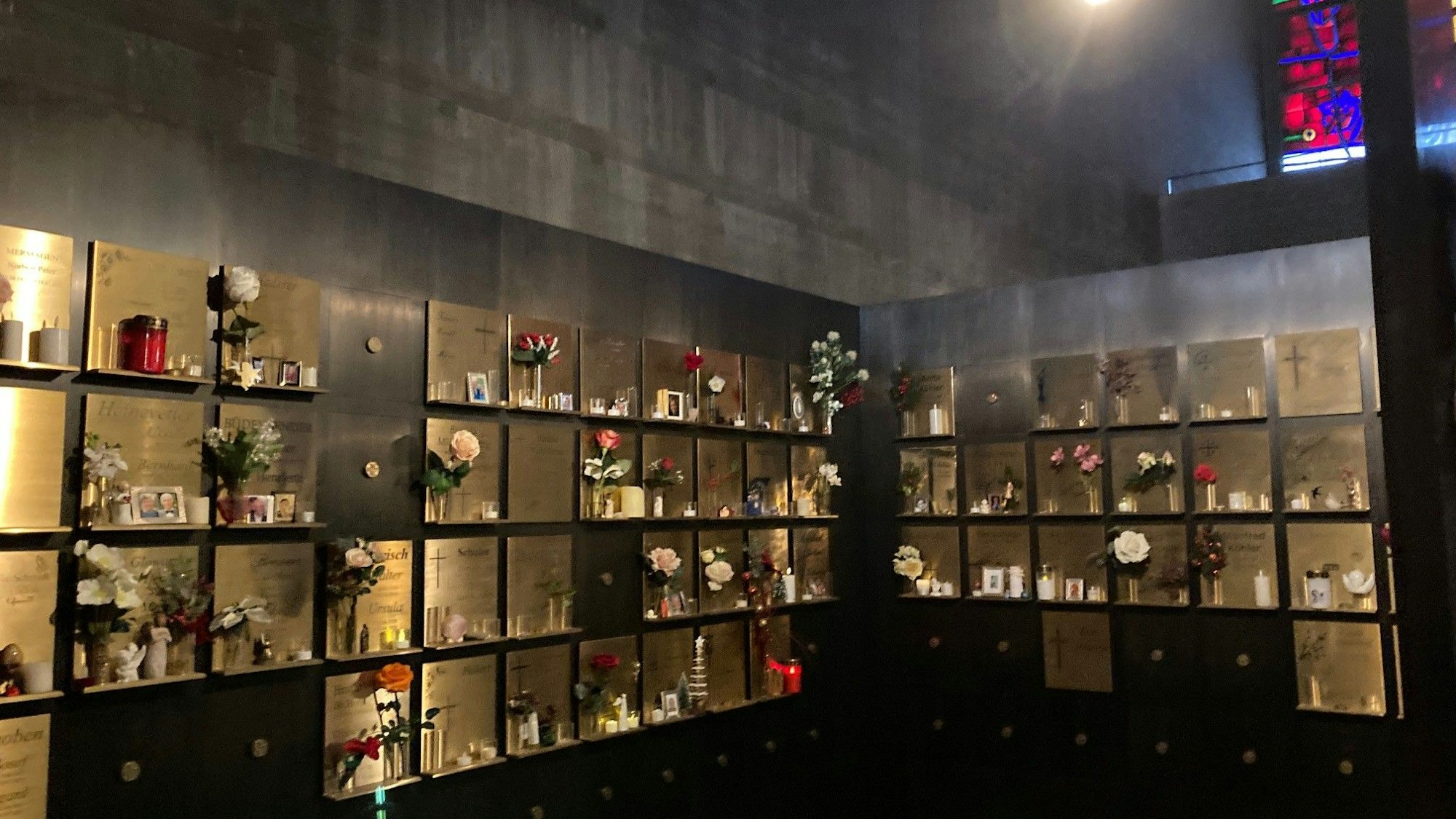 Wände mit Nischen für die Urnen sind zu sehen.