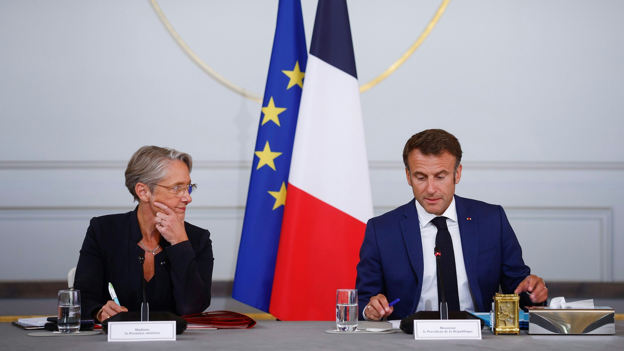 Elisabeth Borne, Premierministerin von Frankreich, und Emmanuel Macron, Präsident von Frankreich, sitzen im Elysee-Palast vor einem olympischen und paralympischen Rat , ein Jahr vor den Olympischen Spielen in Paris 2024.