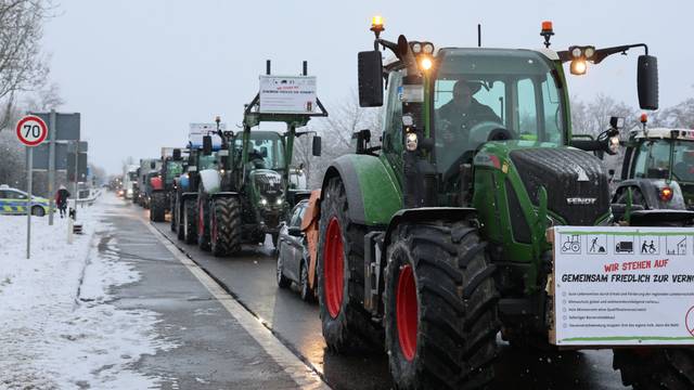 Fast 400 Fahrzeuge reihten sich im Januar 2024 in die Demo der Bauern auf der B51 zwischen Tondorf und Blankenheim ein.