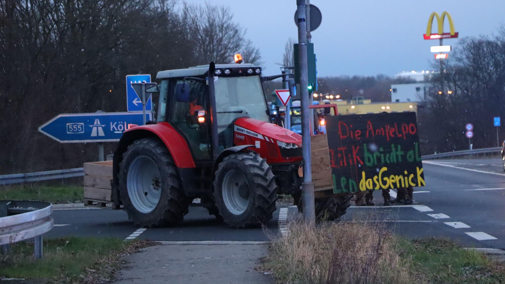 Landwirte blockierten in Wesseling und Bornheim Auffahrten zur A555 nach Bonn und Köln.