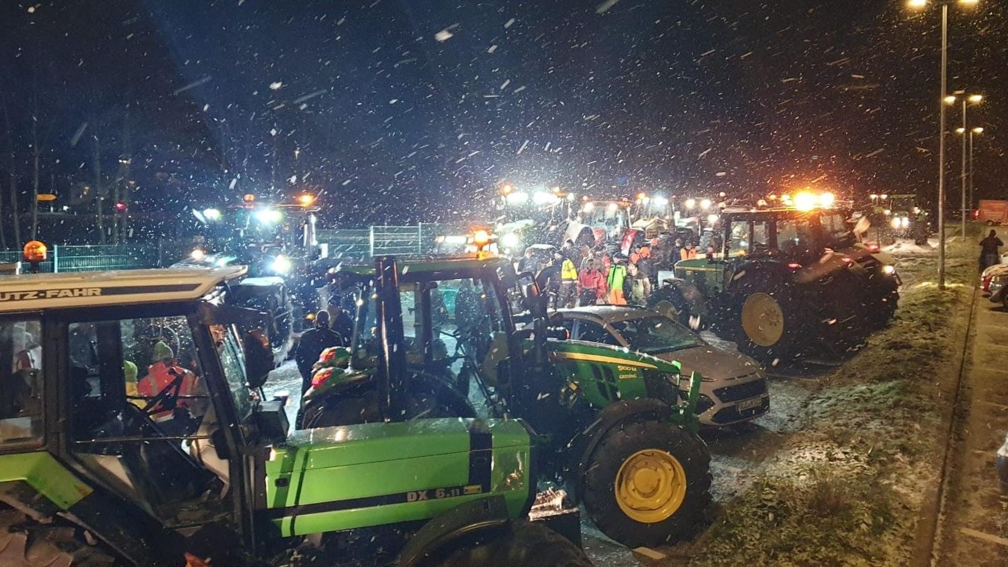 Am Pendlerparkplatz in Breitenbenden treffen sich die Landwirte.