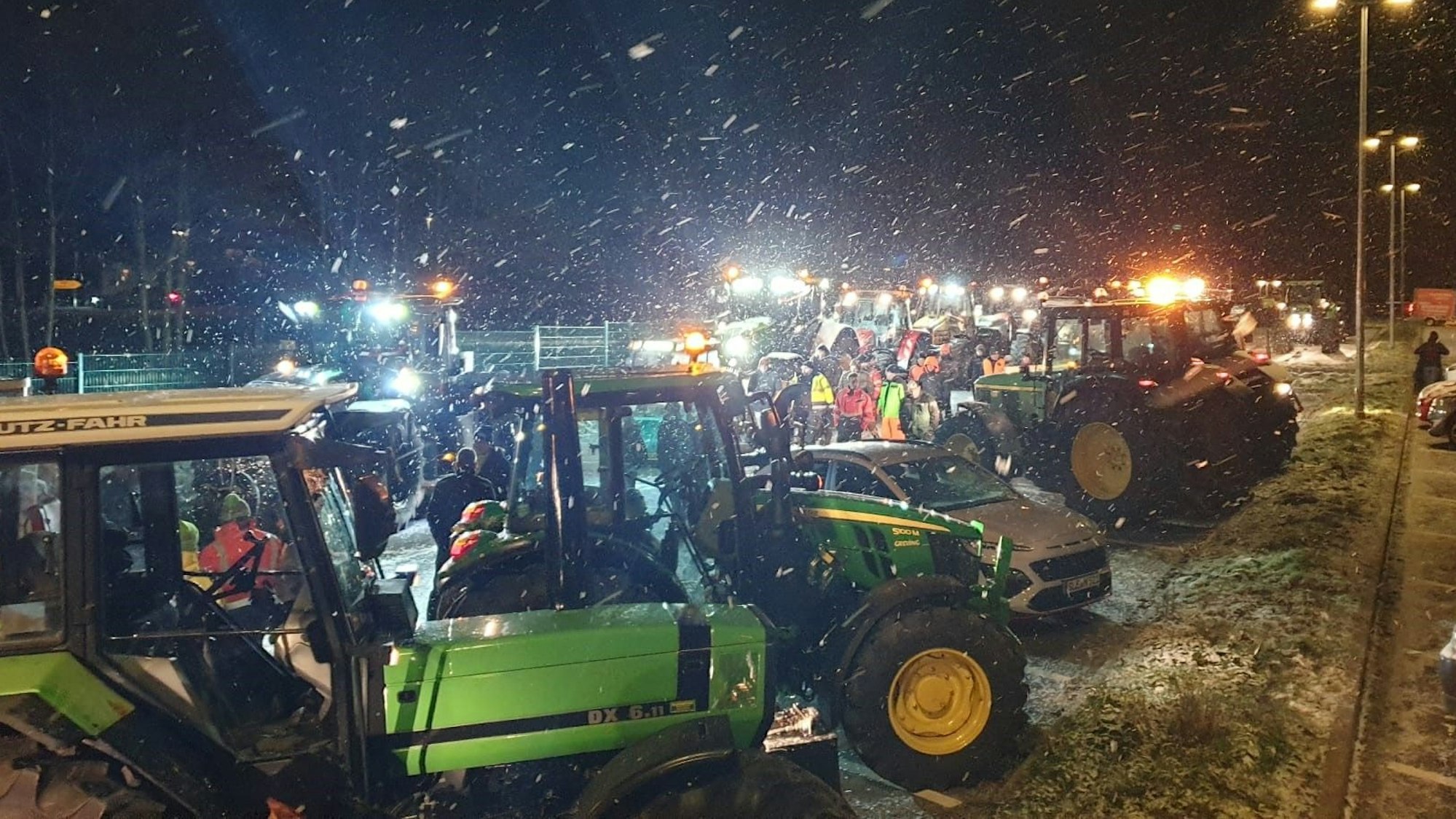 Am Pendlerparkplatz in Breitenbenden treffen sich die Landwirte.