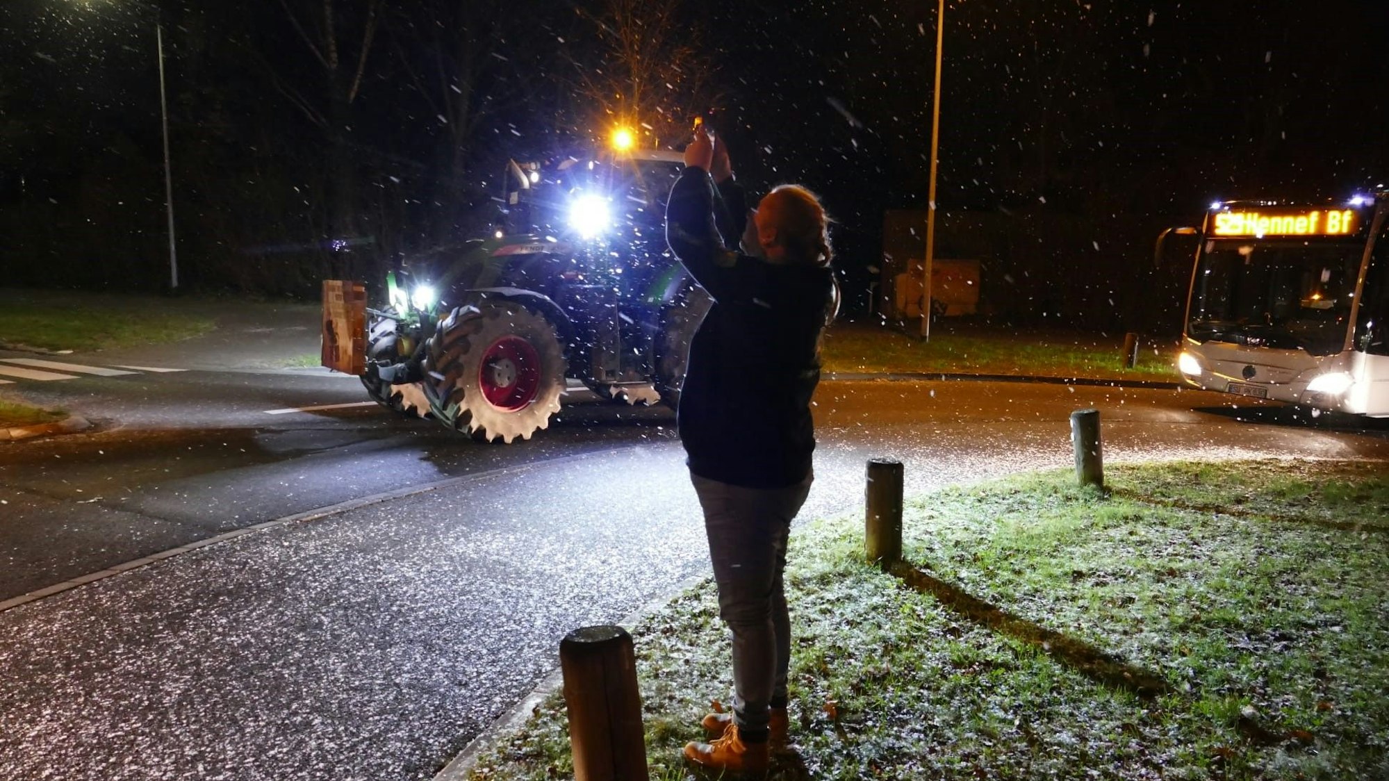 In inem Sankt Augustiner Kreisel sorgt ein einzener Traktor für erheblichen Stau. Der Fahrer filmt seine Aktion.