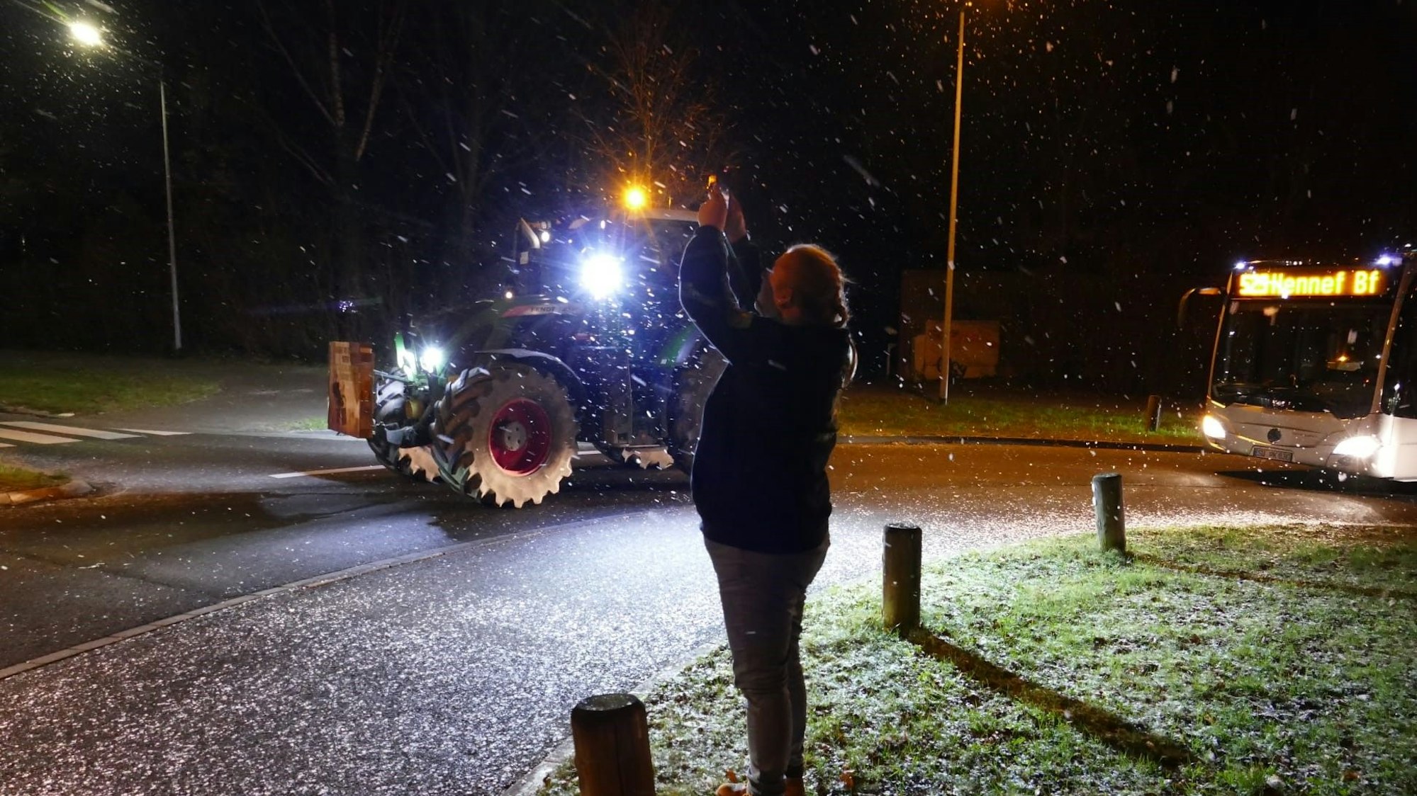 Ein Traktor fährt durch einen Kreisel.