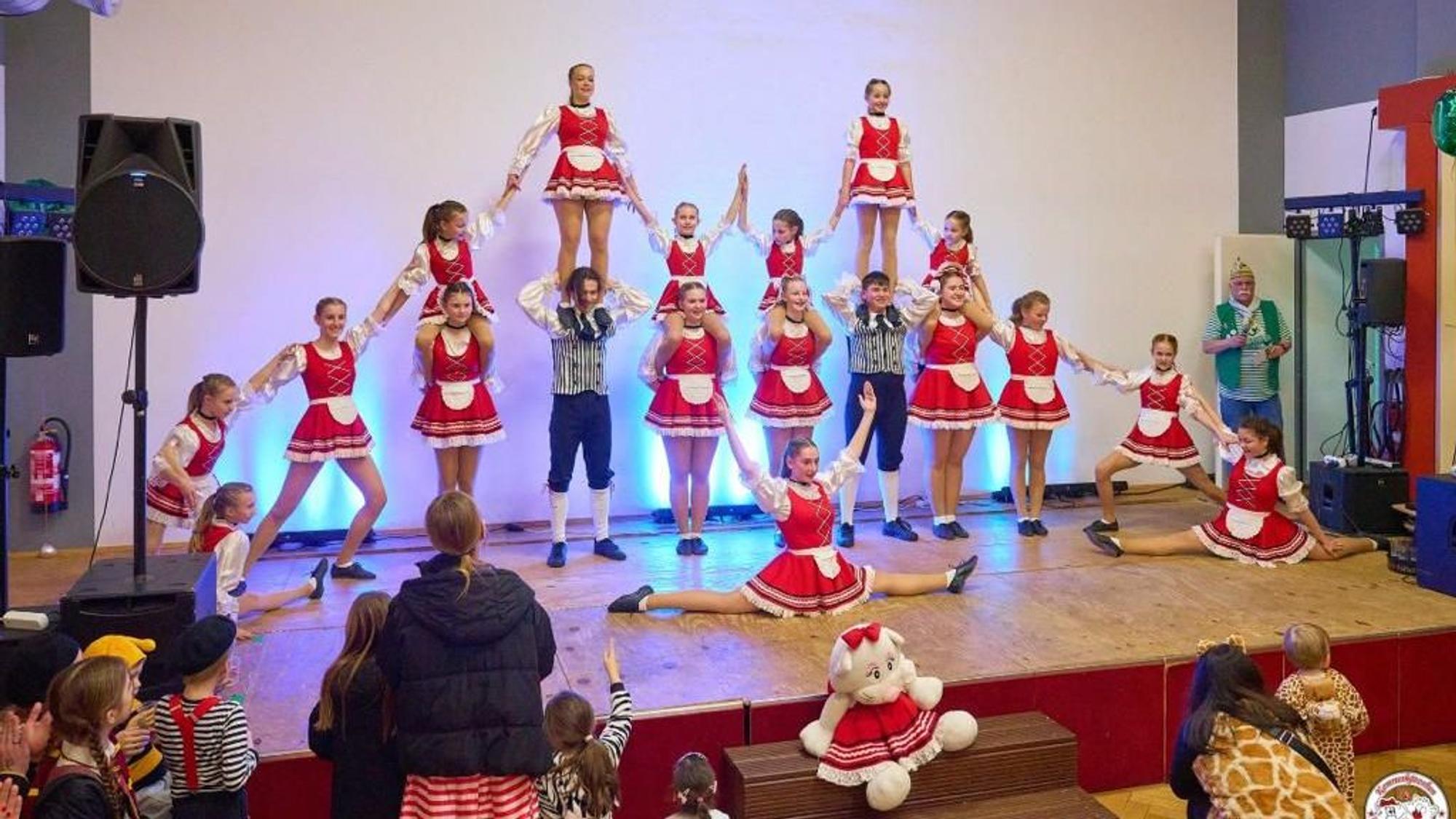 Auftritt der Kölner Jugendtanzgruppe Kammerkätzchen.