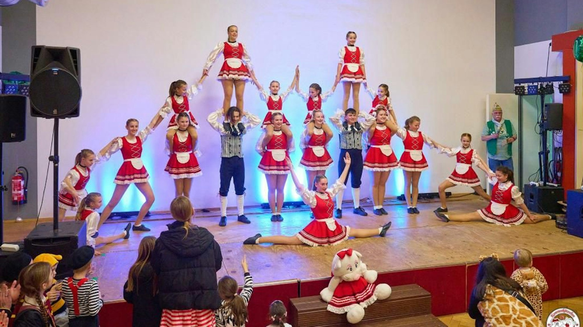 Auftritt der Kölner Jugendtanzgruppe Kammerkätzchen.