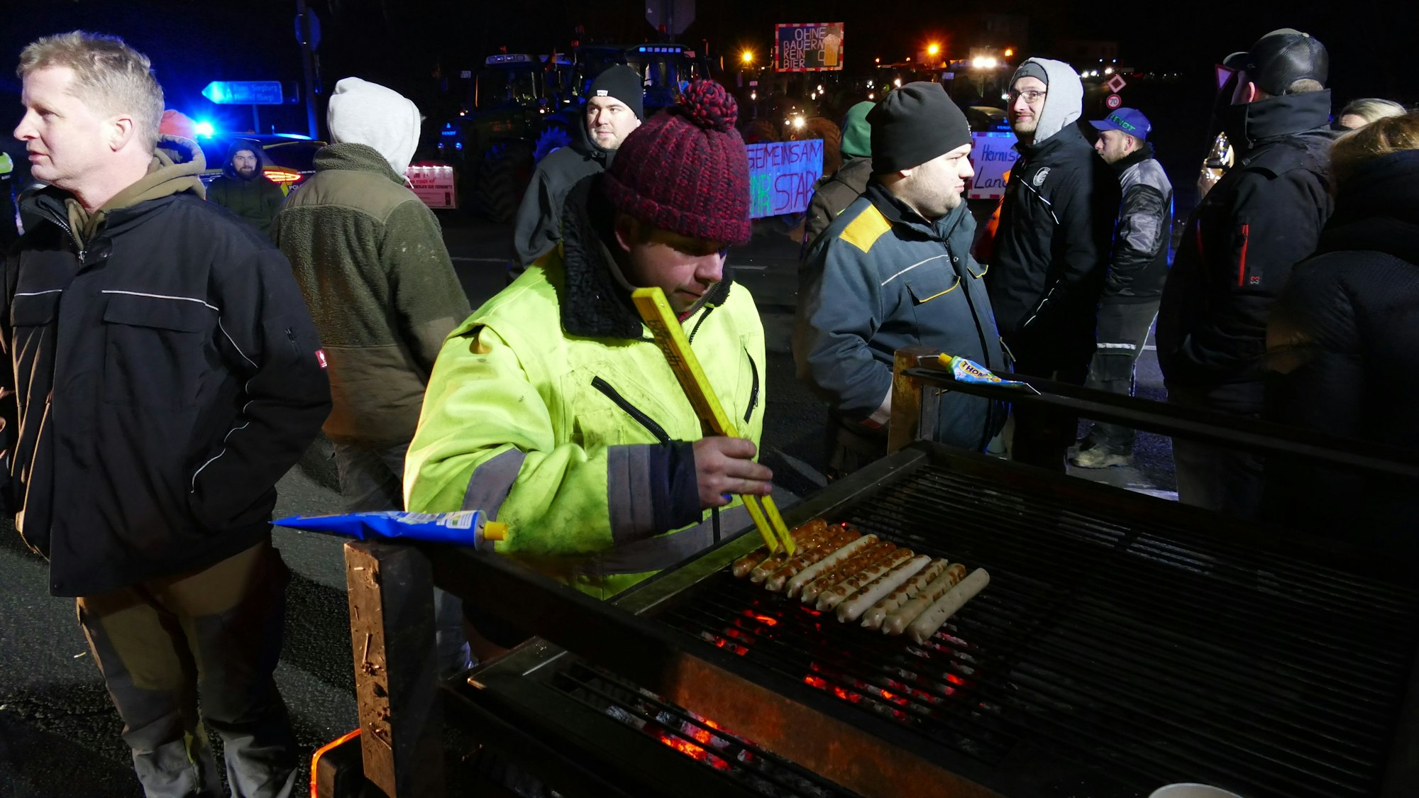 Ein Mann grillt auf der Straße.