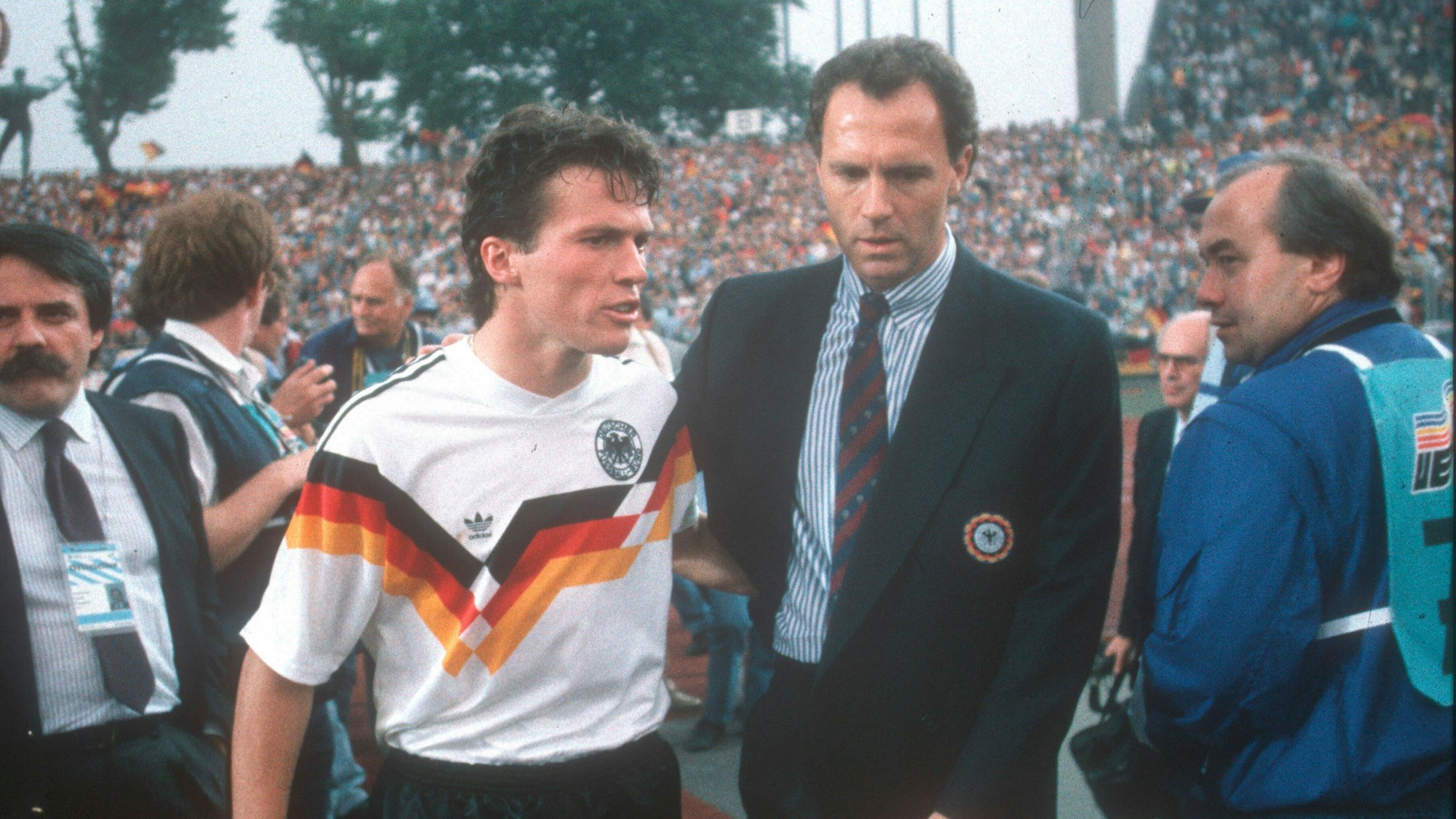 Europameisterschaft 1988: Teamchef Franz Beckenbauer und Lothar Matthäus nach einem Gruppenspiel.