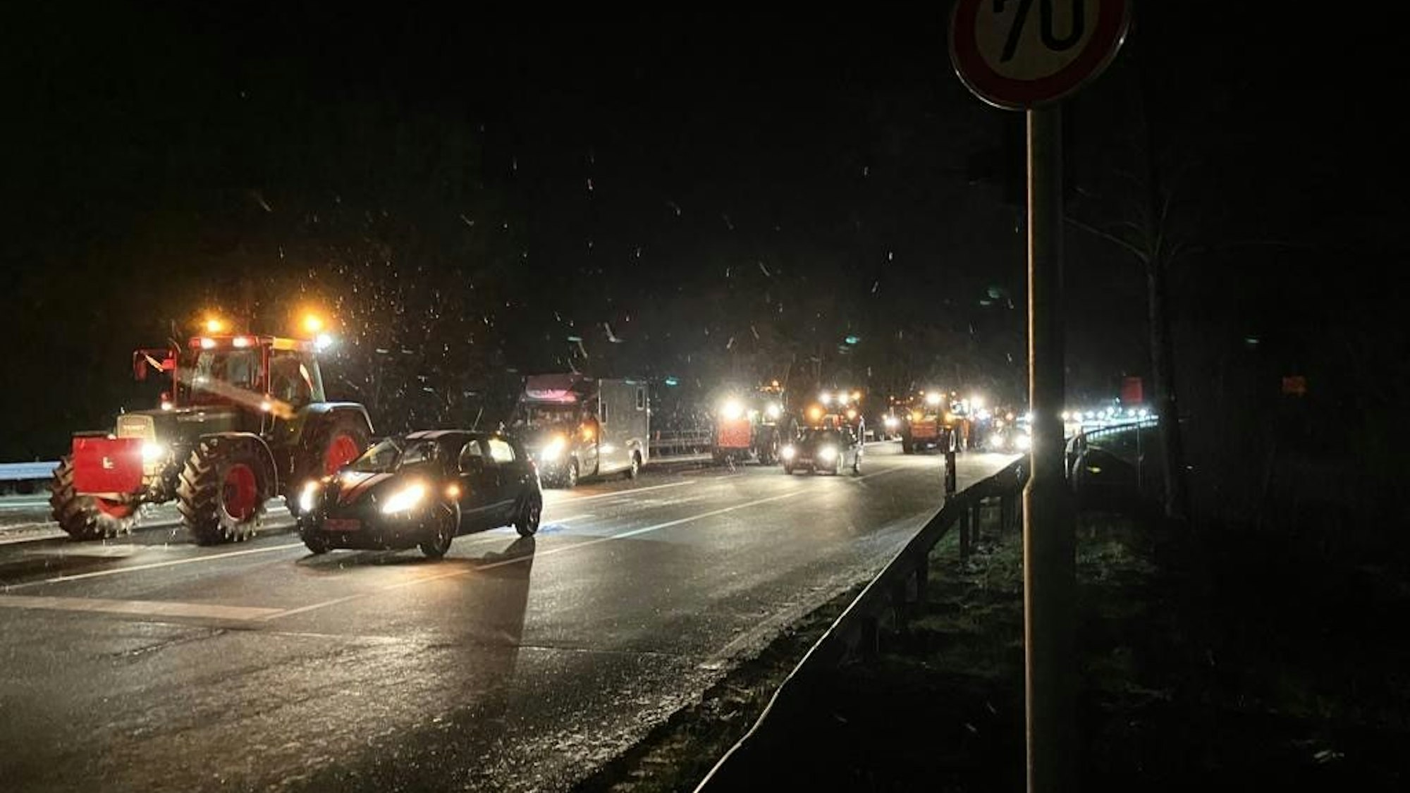 An der A4-Auffahrt in Wiehl-Forst ziehen die Traktoren auf.