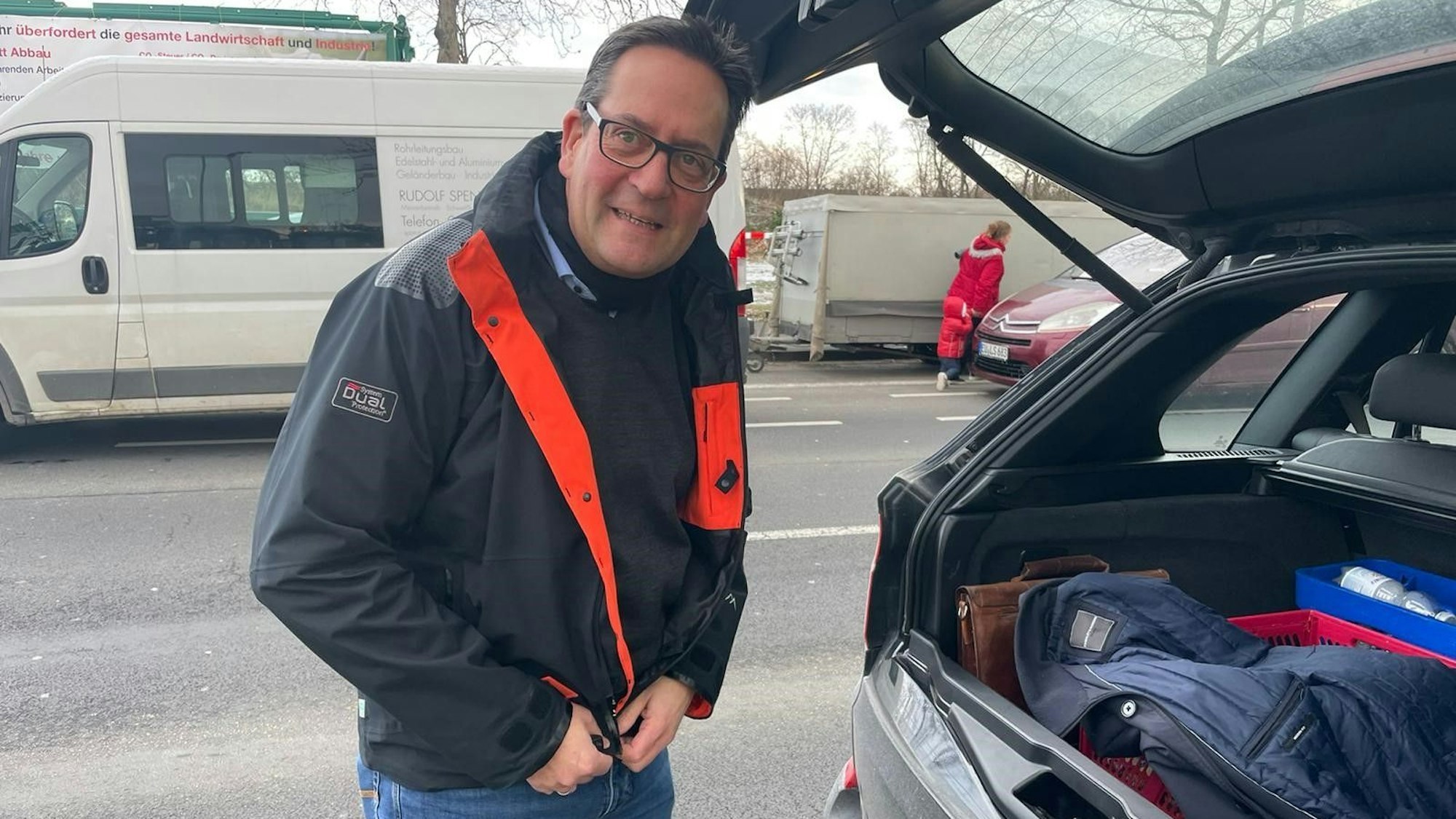 Bundestagsabgeordneter Markus Herbrand (FDP) ist am Ort der Kundgebung am Euskirchener Keltenring eingetroffen.