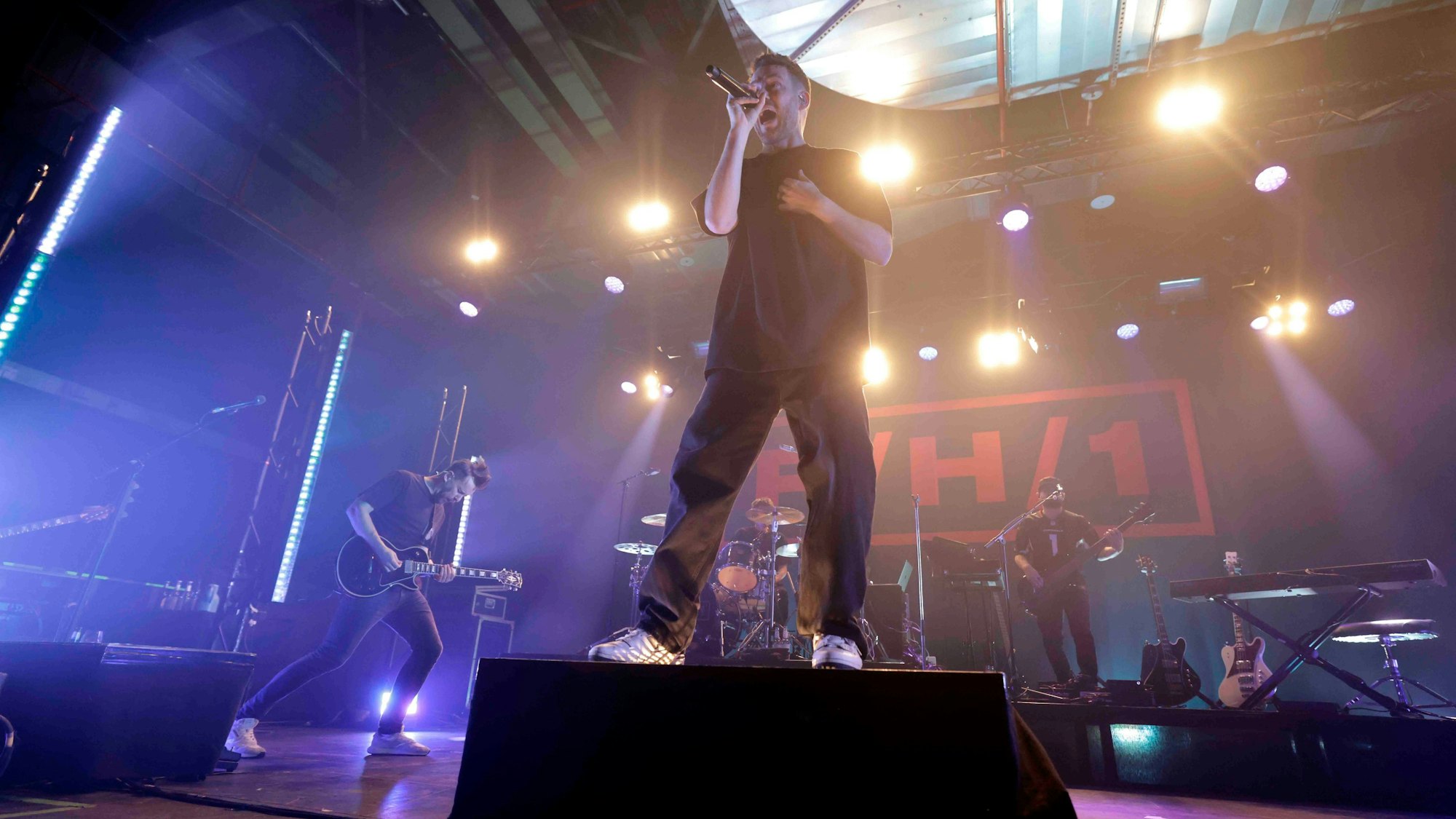 Revolverheld (2002 gegründete deutsche Rockband aus Hamburg) auf der
"R/H/1"-Tour im Carlswerk Victoria in Köln am 7.1.24. Revolverheld besteht aus: Johannes Strate (Gitarre, Gesang), Kristoffer Hünecke (Gitarre, Gesang), Niels Kristian Hansen (Gitarre) und Jakob Sinn (Schlagzeug) sowie Arne Straube (Keyboards.