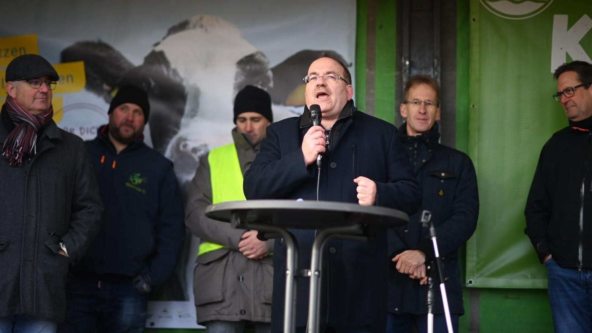 Landtagsabgeordneter Dr. Ralf Nolten (CDU) spricht auf der Kundgebung der Landwirte in Euskirchen.