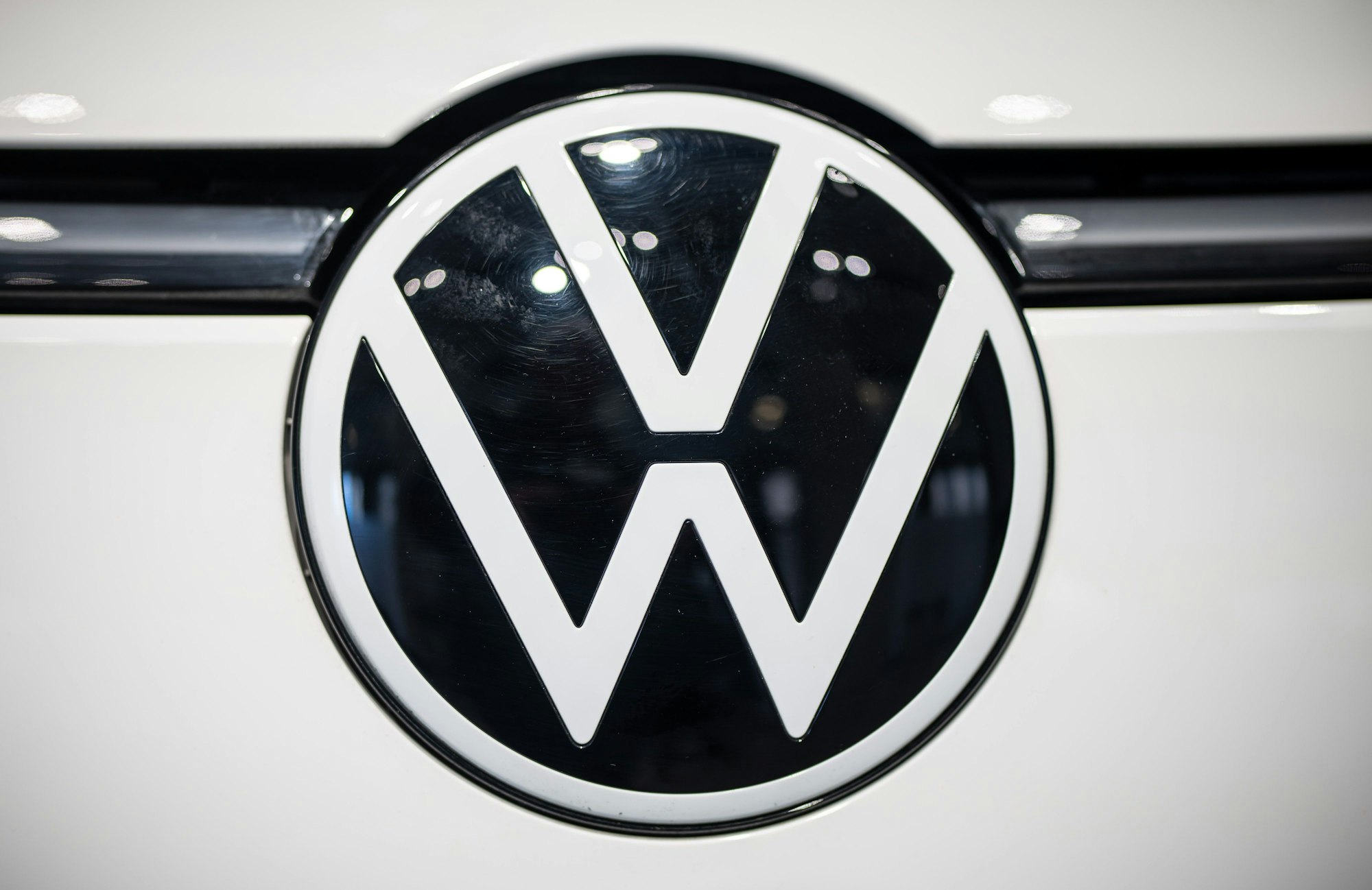 Das VW Logo an einem I.D. Buzz ist vor der Volkswagen AG Jahres Pressekonferenz zu sehen.