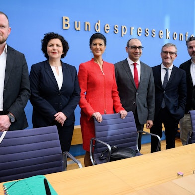 Sahra Wagenknecht (3.v.l.) steht zusammen mit Christian Leye (v.l.n.r.) Amira Mohamed Ali, Shervin Haghsheno, Thomas Geisel und Fabio de Masi bei der Vorstellung der Partei „Bündnis Sahra Wagenknecht - für Vernunft und Gerechtigkeit“ (BSW) in der Bundespressekonferenz.