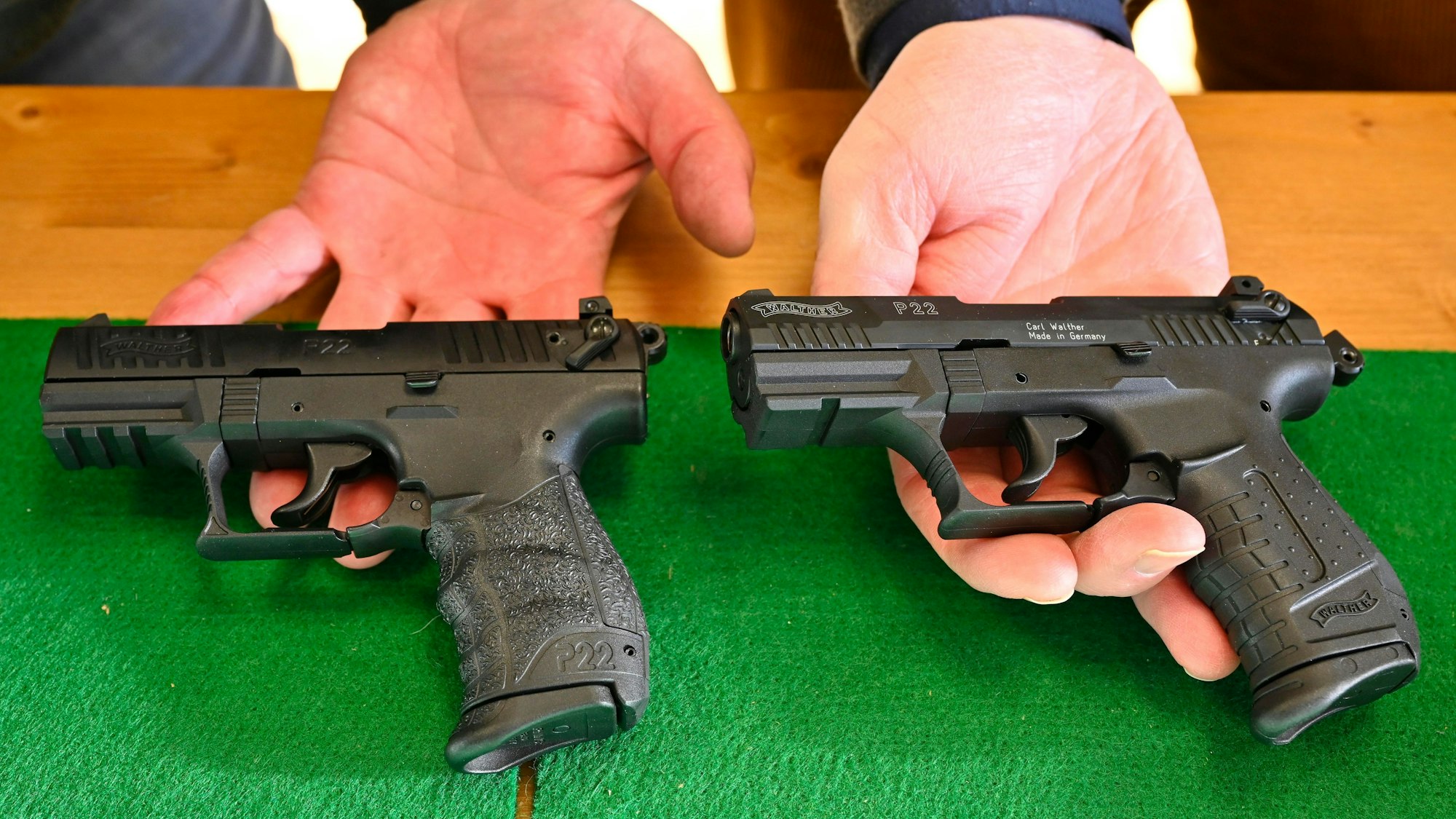 Zwei Pistolen auf der Ladentheke, nur die linke ist scharf.