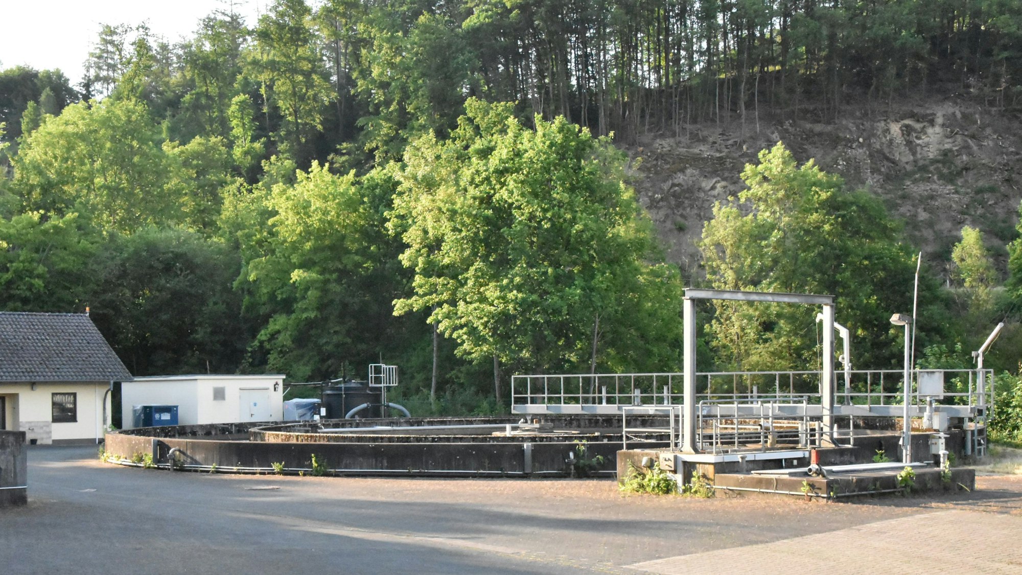 Das Foto zeigt ein rundes Becken und ein Gebäude des Klärwerkes in Windeck-Dattenfeld.