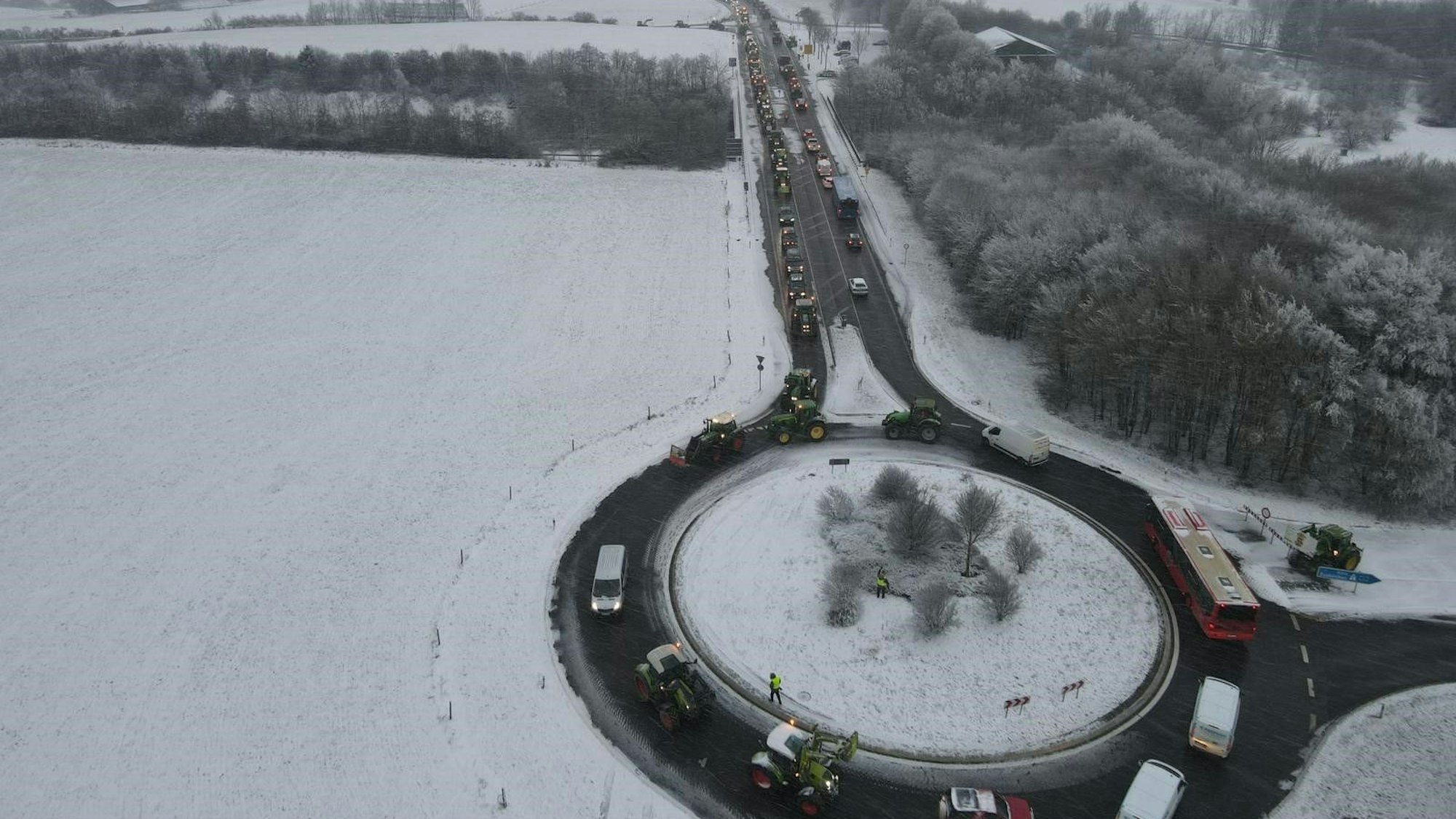 Das Luftbild zeigt die Demonstrationsfahrt der Landwirte rund um den B51-Kreisverkehr in Tondorf.