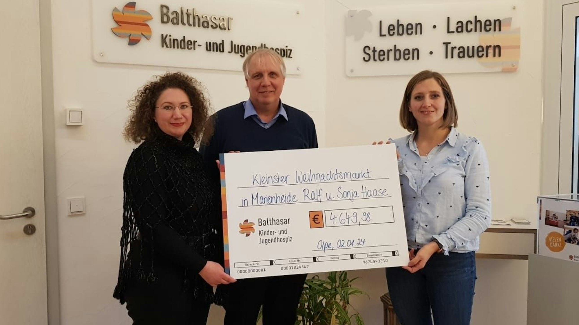 Spendenübergabe von Sonja und Ralf Haase (v.l.) an das Kinderhospiz in Olpe.