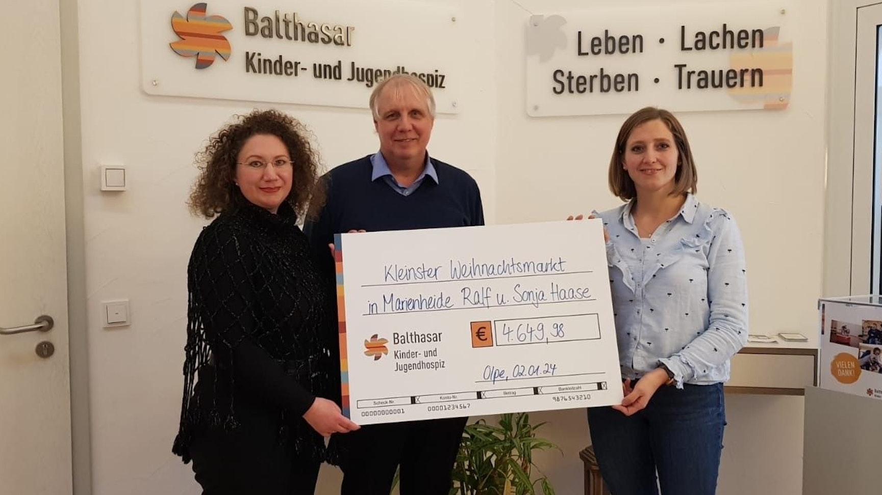Spendenübergabe von Sonja und Ralf Haase (v.l.) an das Kinderhospiz in Olpe.