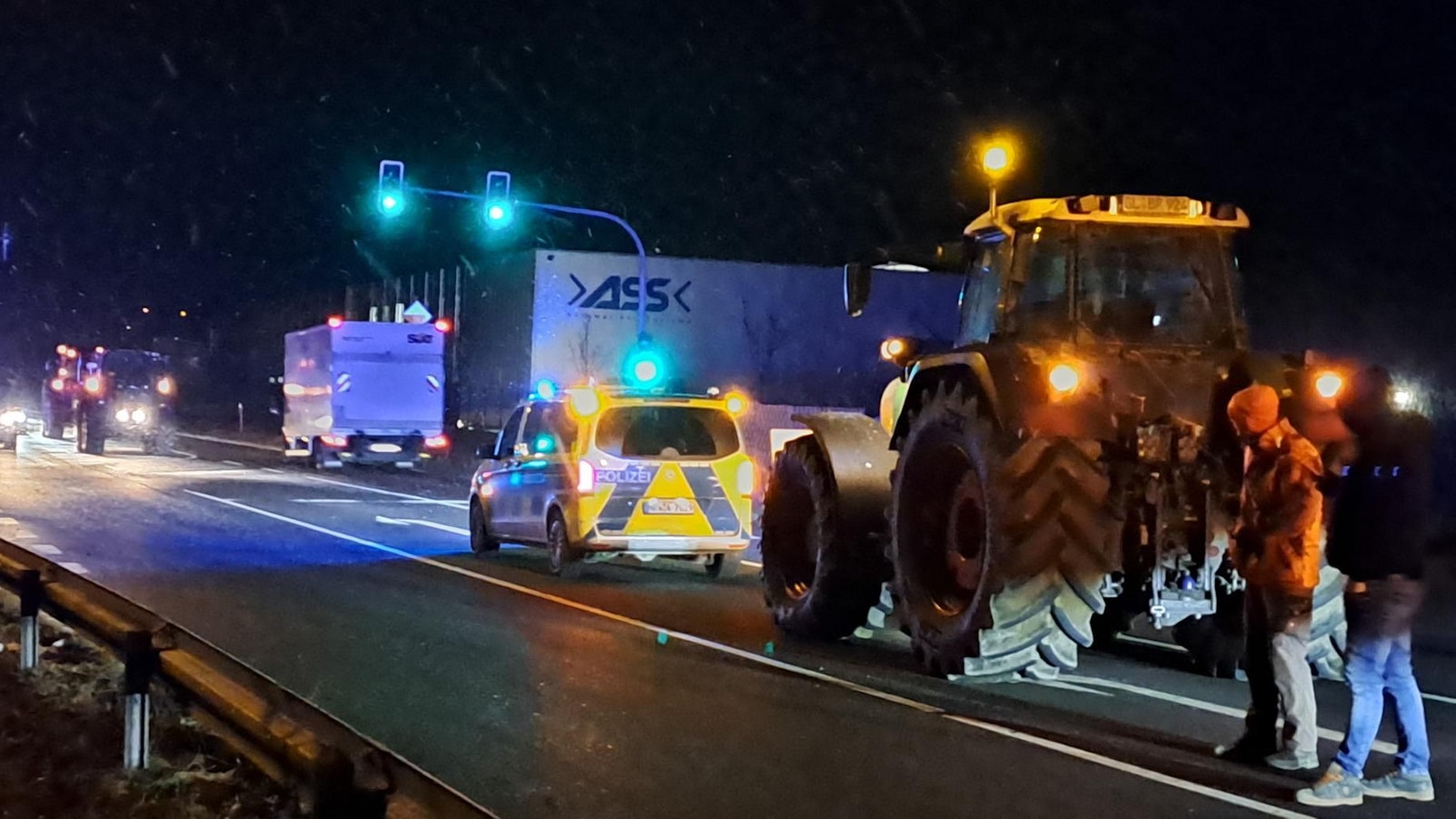 Bauern blockieren Auffahrt auf die A4 in Overath.