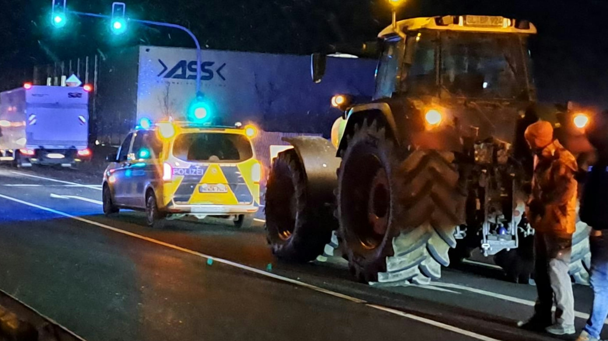 Bauern blockieren Auffahrt auf die A4 in Overath 1
