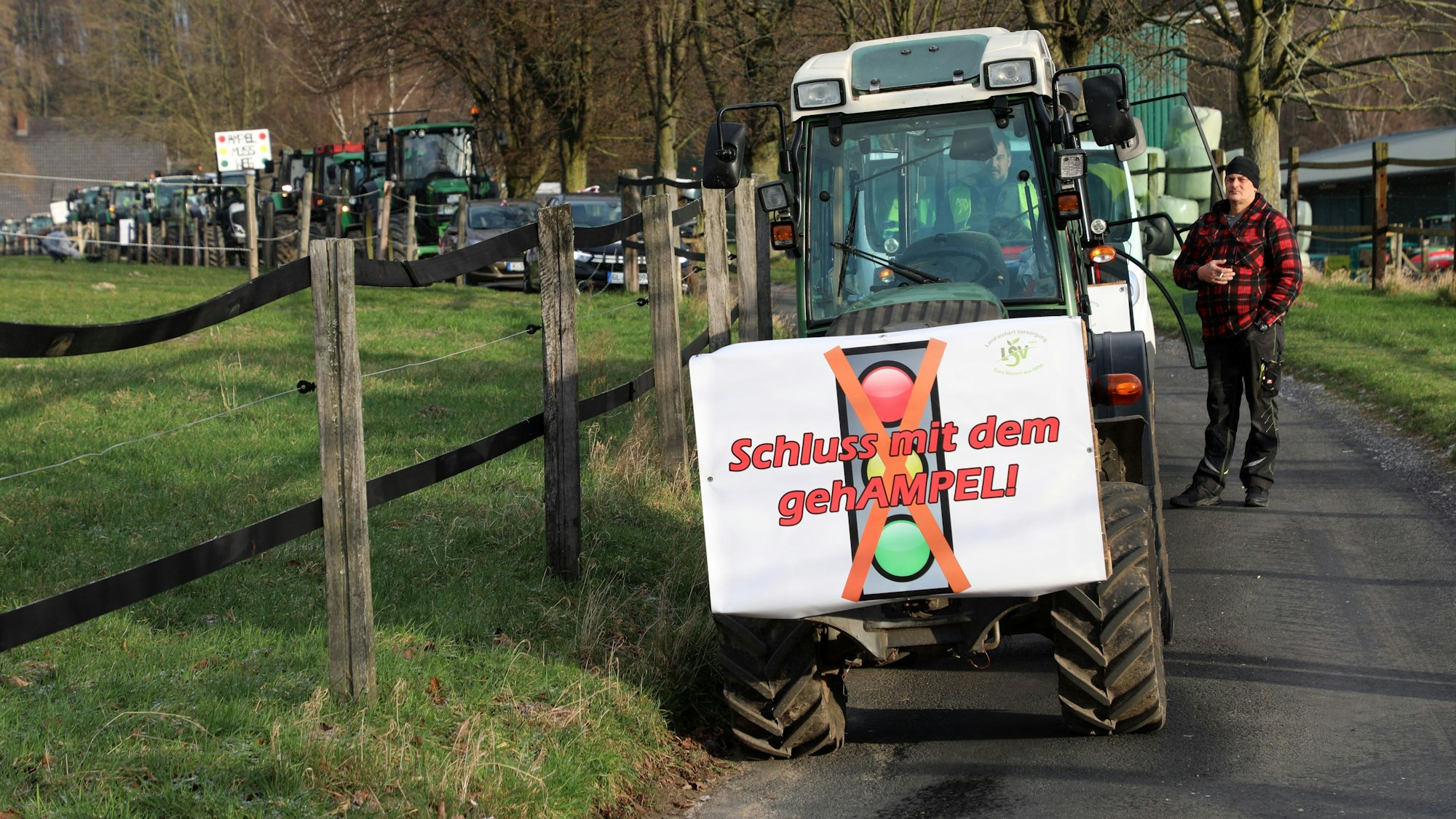 Traktoren und Autos stehen in einer Schlange am Hebborner Hof in Bergisch Gladbach.