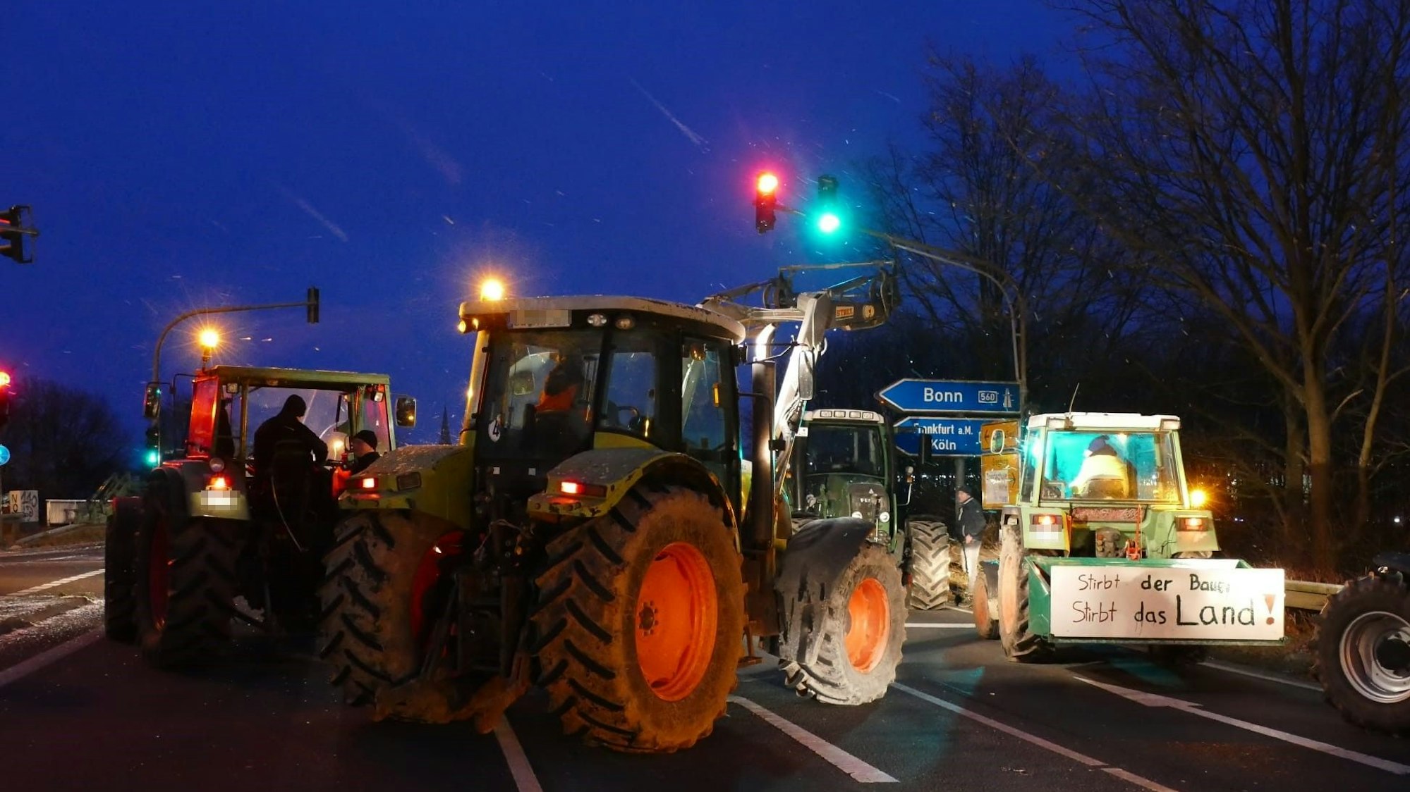 Traktoren blockieren auf der Bundesstraße 8 die Anschlussstelle Hennef-West.