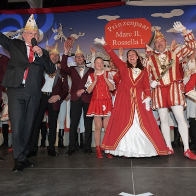 Sehen ihrer Herrschaft fröhlich entgegen: Prinz Marc II. und Prinzessin Rossella von Bechen, neben Bürgermeister Heider.