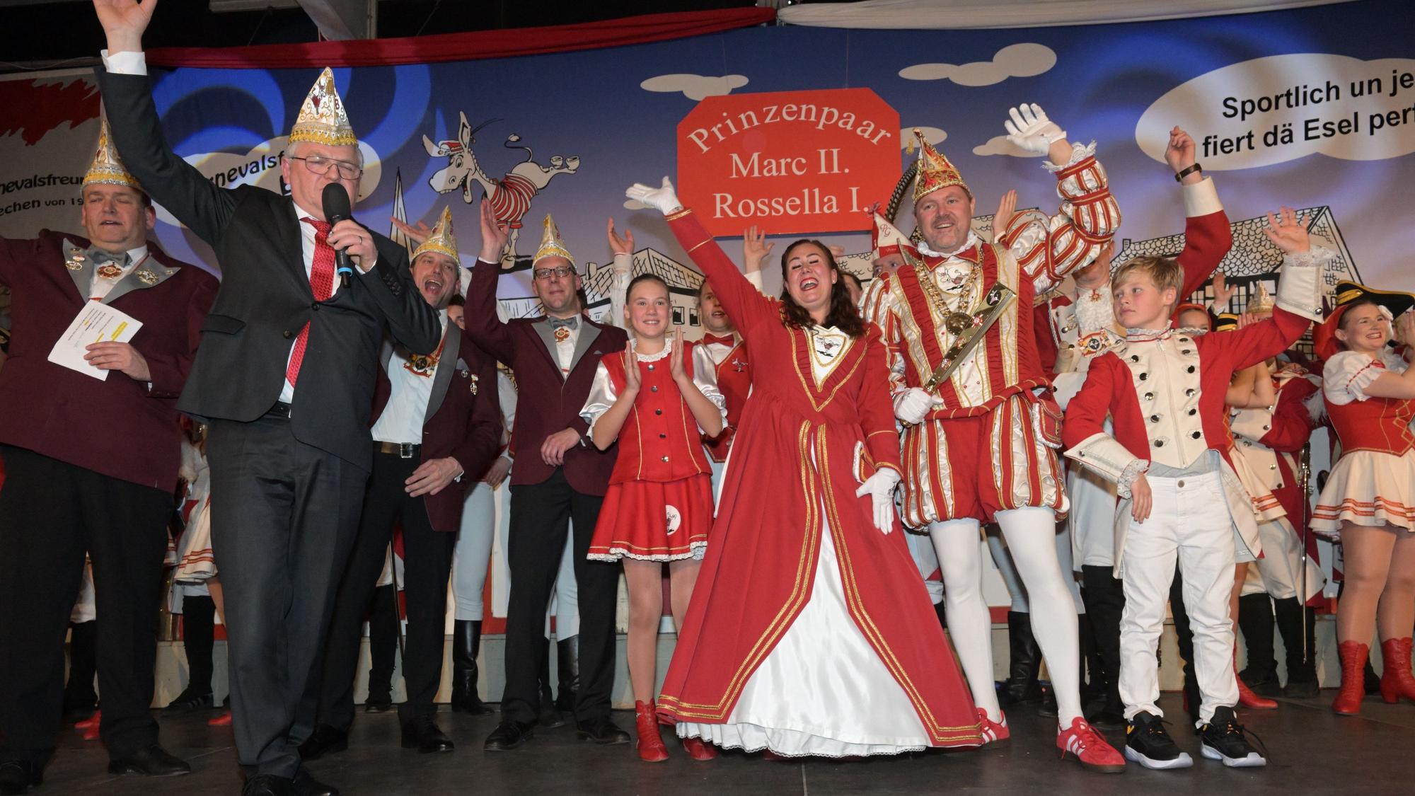 Sehen ihrer Herrschaft fröhlich entgegen: Prinz Marc II. und Prinzessin Rossella von Bechen, neben Bürgermeister Heider.