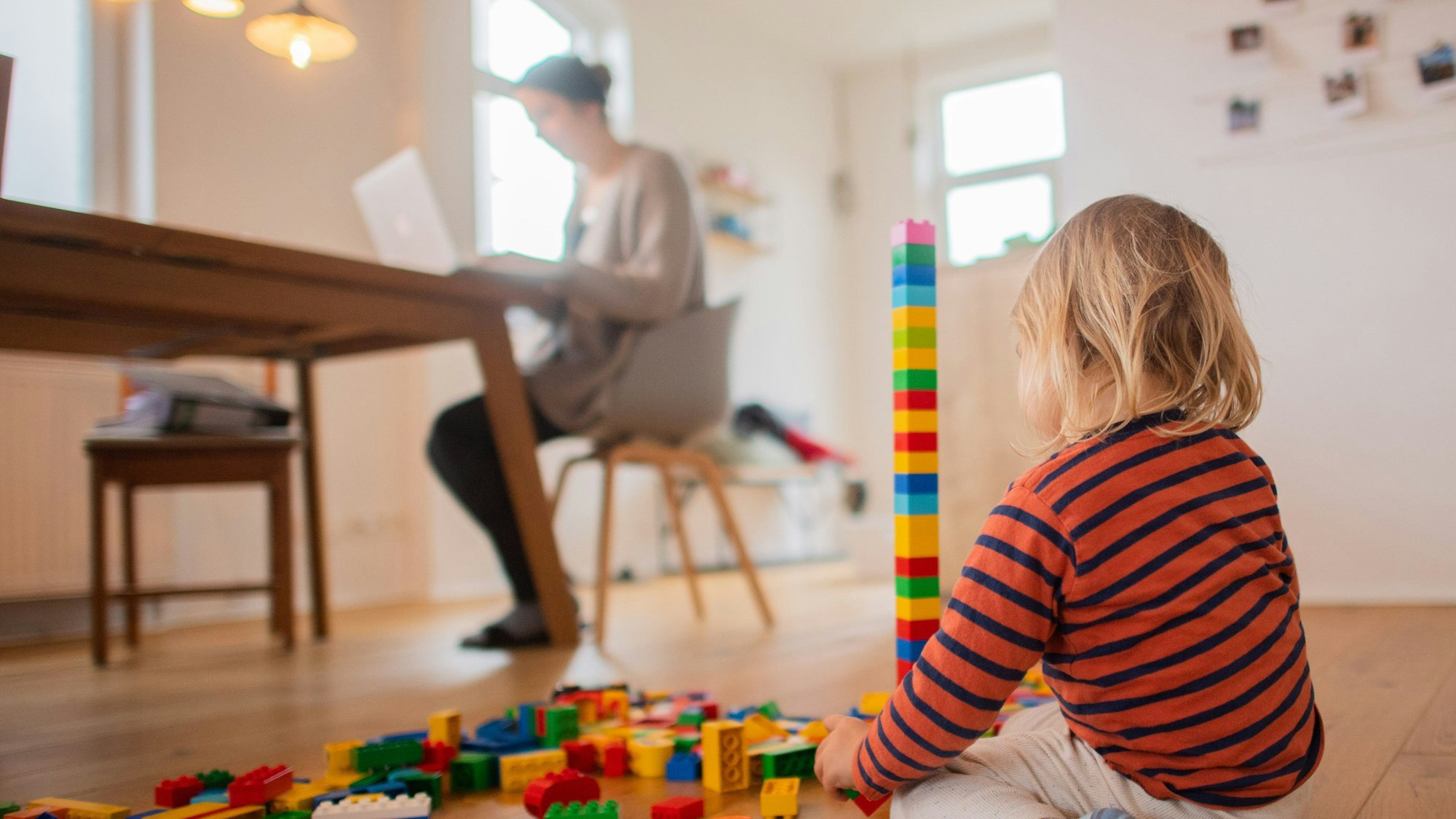 ARCHIV - Ist der Nachwuchs krank, können auch Eltern, die im Homeoffice arbeiten, Kinderkrankentage nehmen. Foto: Julian Stratenschulte/dpa/dpa-tmn - Honorarfrei nur für Bezieher des dpa-Themendienstes +++ dpa-Themendienst +++
