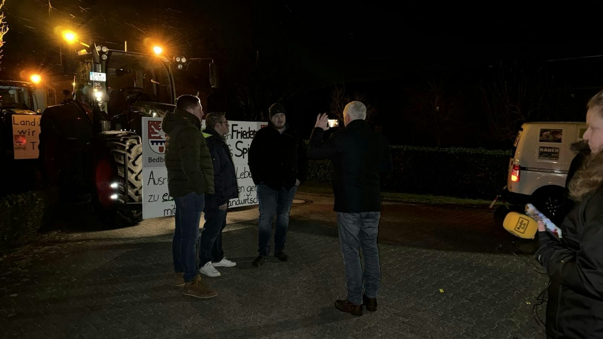 Landwirte versammeln sich um 6.30 Uhr in Bedburg auf einem Bauernhof. Bedburgs Bürgermeister Sascha Solbach (2. v. l.) sucht das Gespräch.
