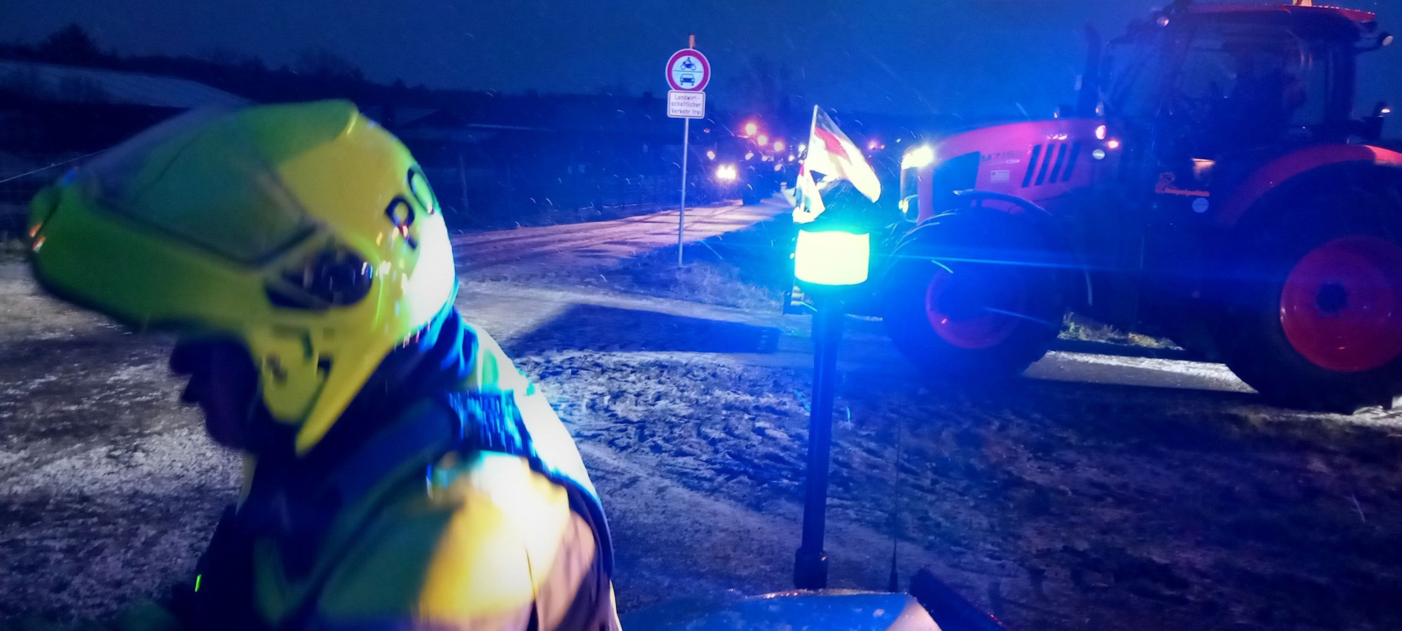 Polizei begleitet den Konvoi aus Traktionen ab Wachtberg nach Bonn