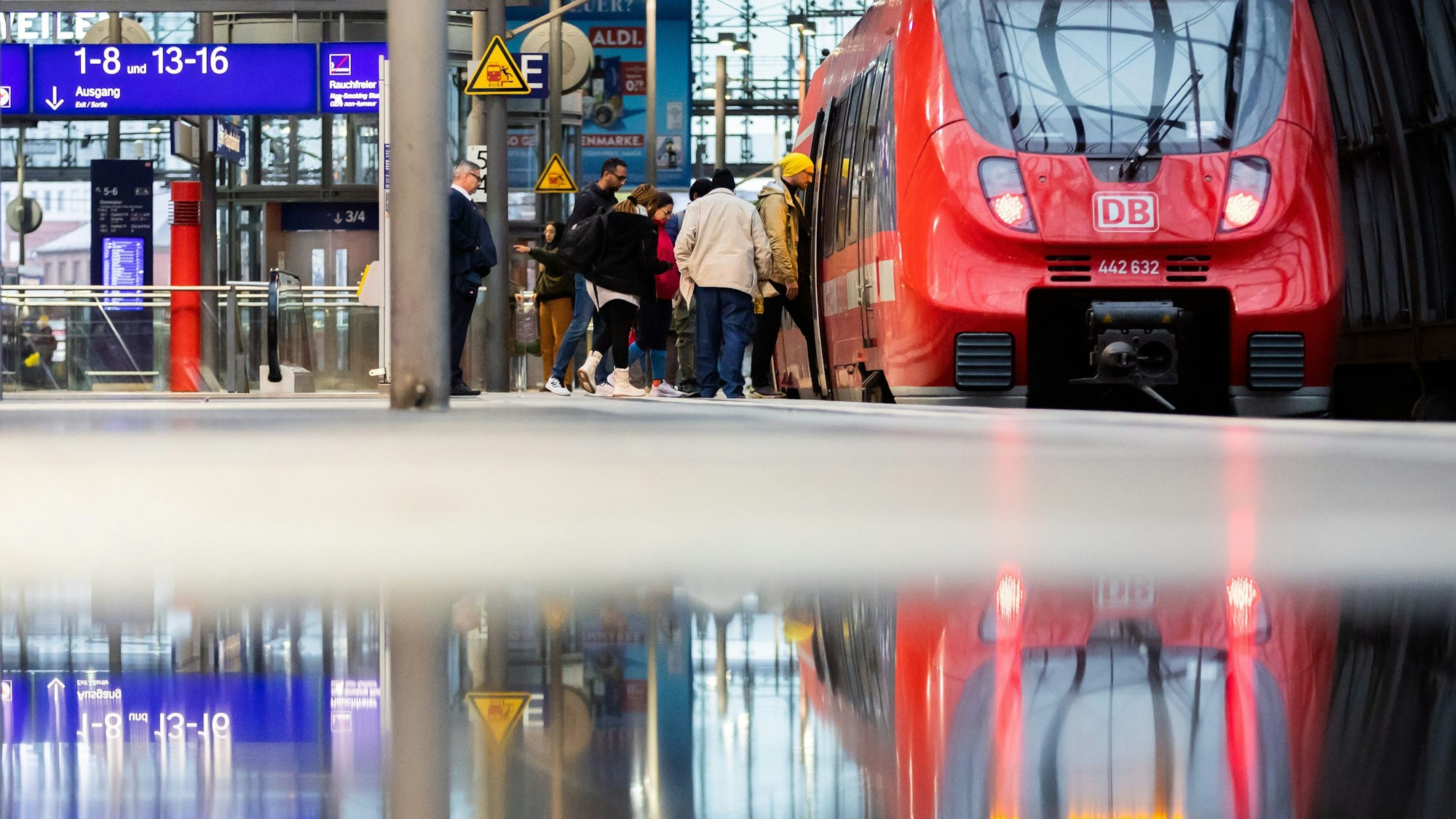 ARCHIV - 29.10.2023, Berlin: Ein Regionalzug hält am Berliner Hauptbahnhof. Die Deutsche Bahn will gegen den angekündigten Streik der Lokführergewerkschaft GDL gerichtlich vorgehen. Die GDL hatte zu einem mehrtägigen Streik aufgerufen. Im Personenverkehr soll er in der Nacht zum Mittwoch beginnen und bis Freitagabend andauern.(Spiegelung in Pfütze) Foto: Christoph Soeder/dpa +++ dpa-Bildfunk +++