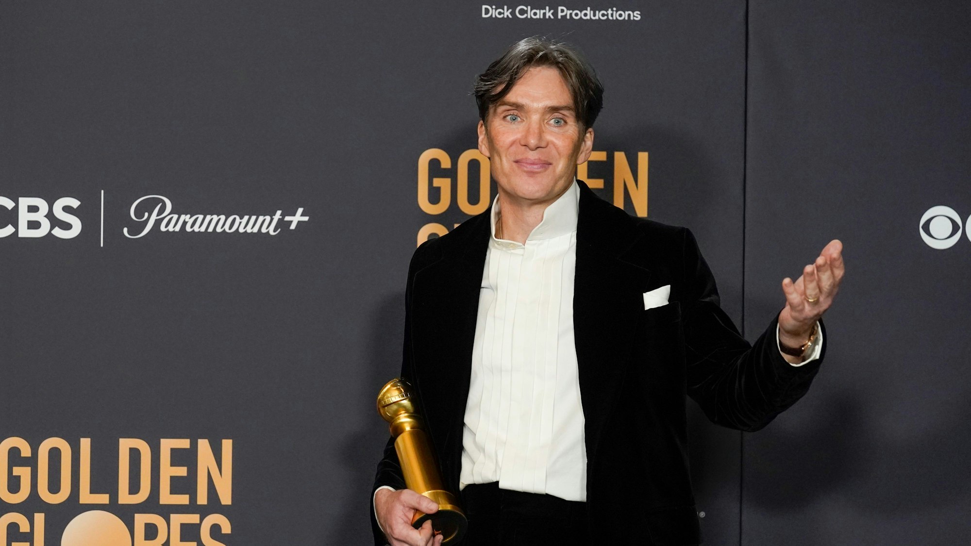 Cillian Murphy präsentiert im Presseraum bei den 81. Golden Globe Awards den Preis für die beste Leistung eines Schauspielers in einem Kinofilm, Drama, für ‚Oppenheimer‘.