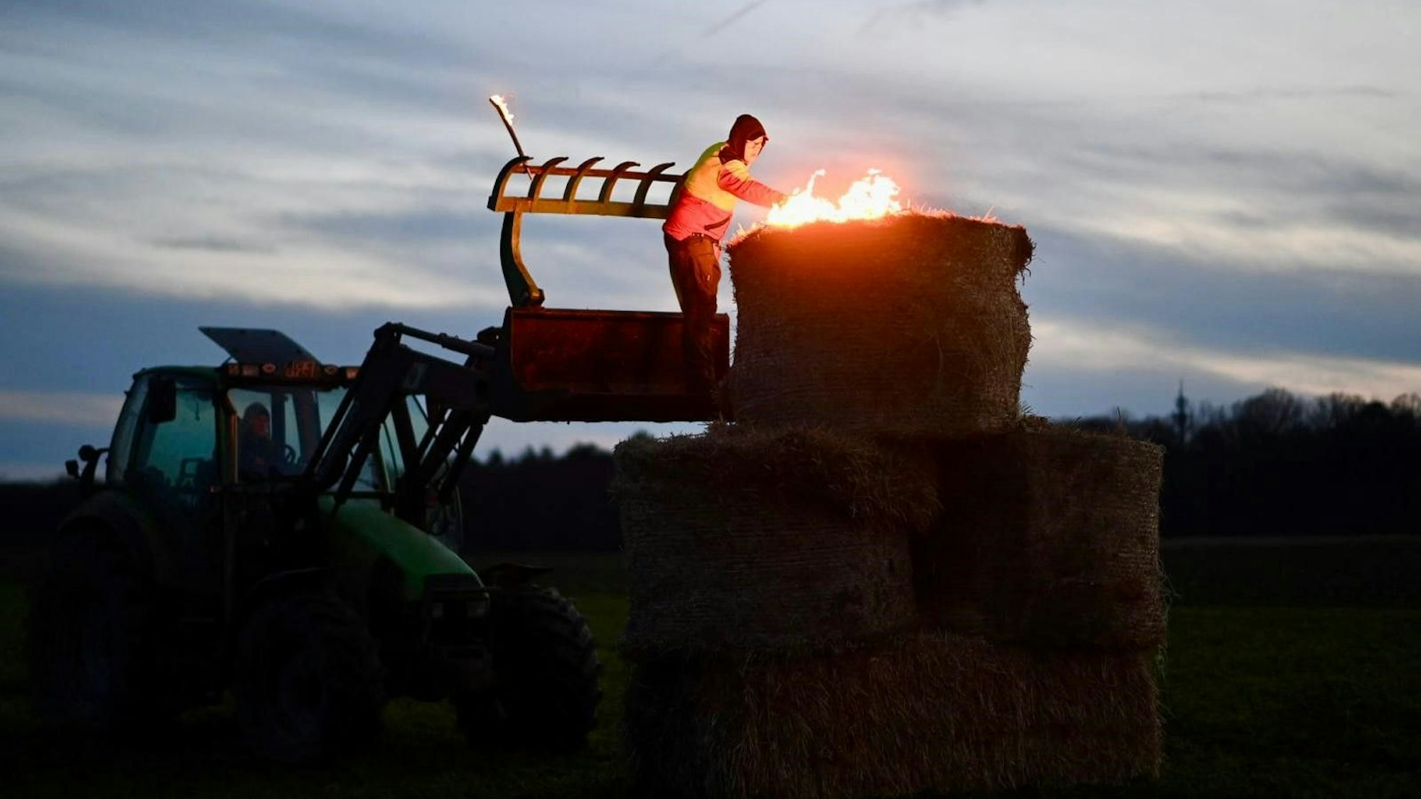 Am frühen Abend entzünden die demonstrierenden Landwirte Mahnfeuer nahe der Autobahn in Wißkirchen.