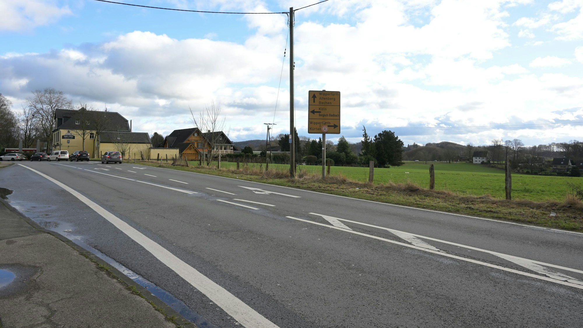 Die Wiese an der Bensberger Straße in Spitze könnte für Flüchtlinge genutzt werden.