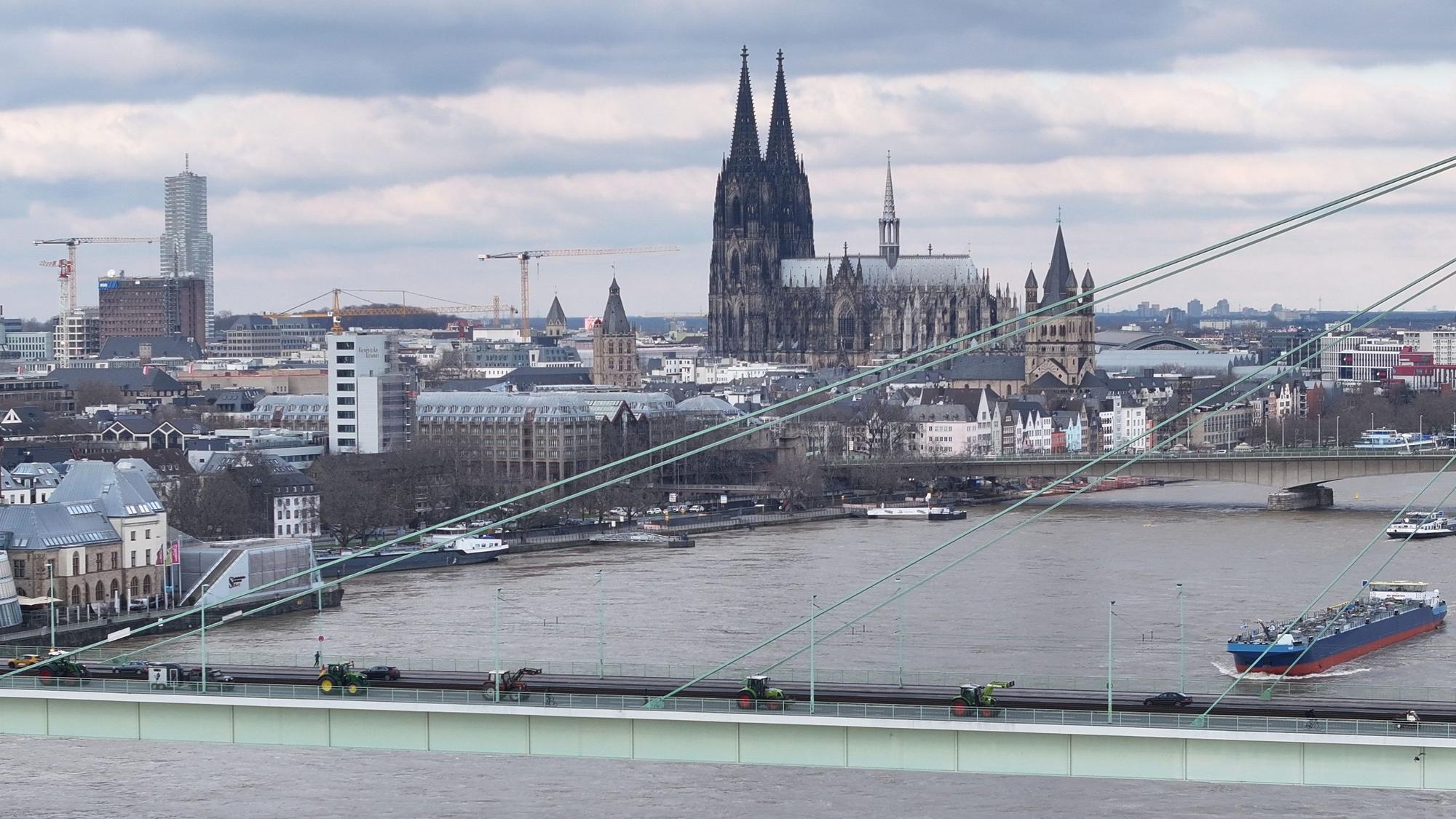 Bauern fahren mit ihren Traktoren über die Severinsbrücke (Luftaufnahme mit einer Drohne).