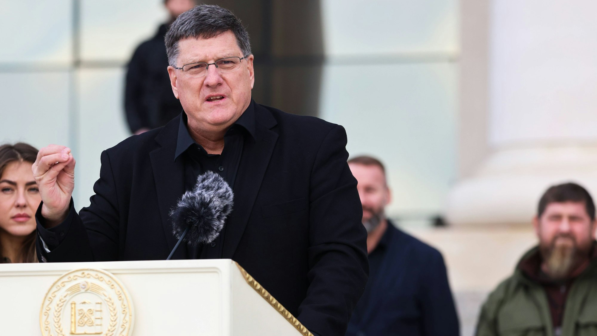 Der ehemalige US-Geheimdienstoffizier und verurteilte Sexualstraftäter Scott Ritter bei seiner Rede in Grosny. Im Hintergrund ist Ramsan Kadyrow zu sehen.