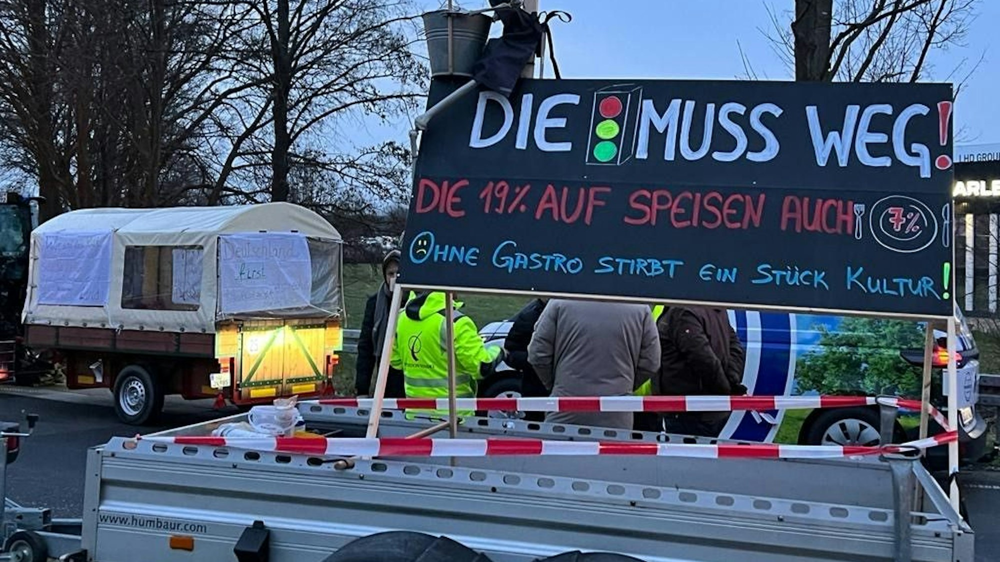 Es gibt auch Proteste gegen die Mehrwertsteuererhöhung in der Gastronomie.