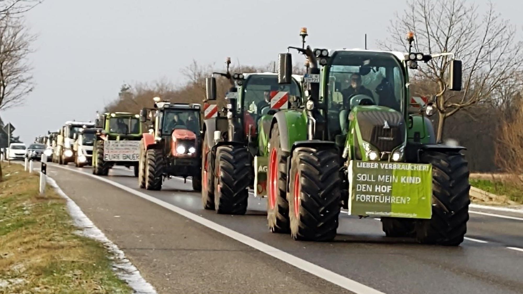 Auf der B266 zwischen Mühlenpark und Wißkirchen fahren die Teilnehmer die zweite Runde.