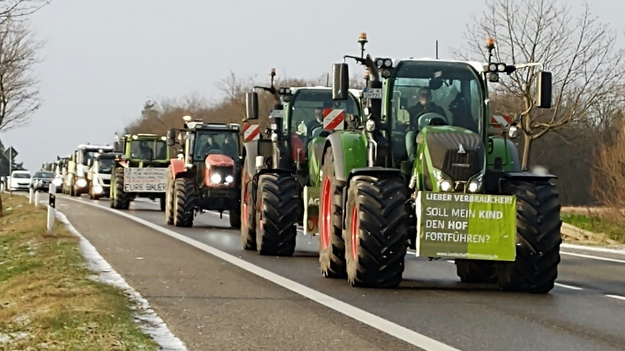 Auf der B266 zwischen Mühlenpark und Wißkirchen fahren die Teilnehmer die zweite Runde.