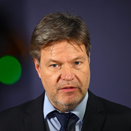 Robert Habeck (Bündnis 90/Die Grünen) hat Verständnis für den Protest der Bauern, sieht aber eine Grenzüberschreitung. Sorgen machen ihm aber vor allem Demonstranten, die den Bauern-Protest vereinnahmen.