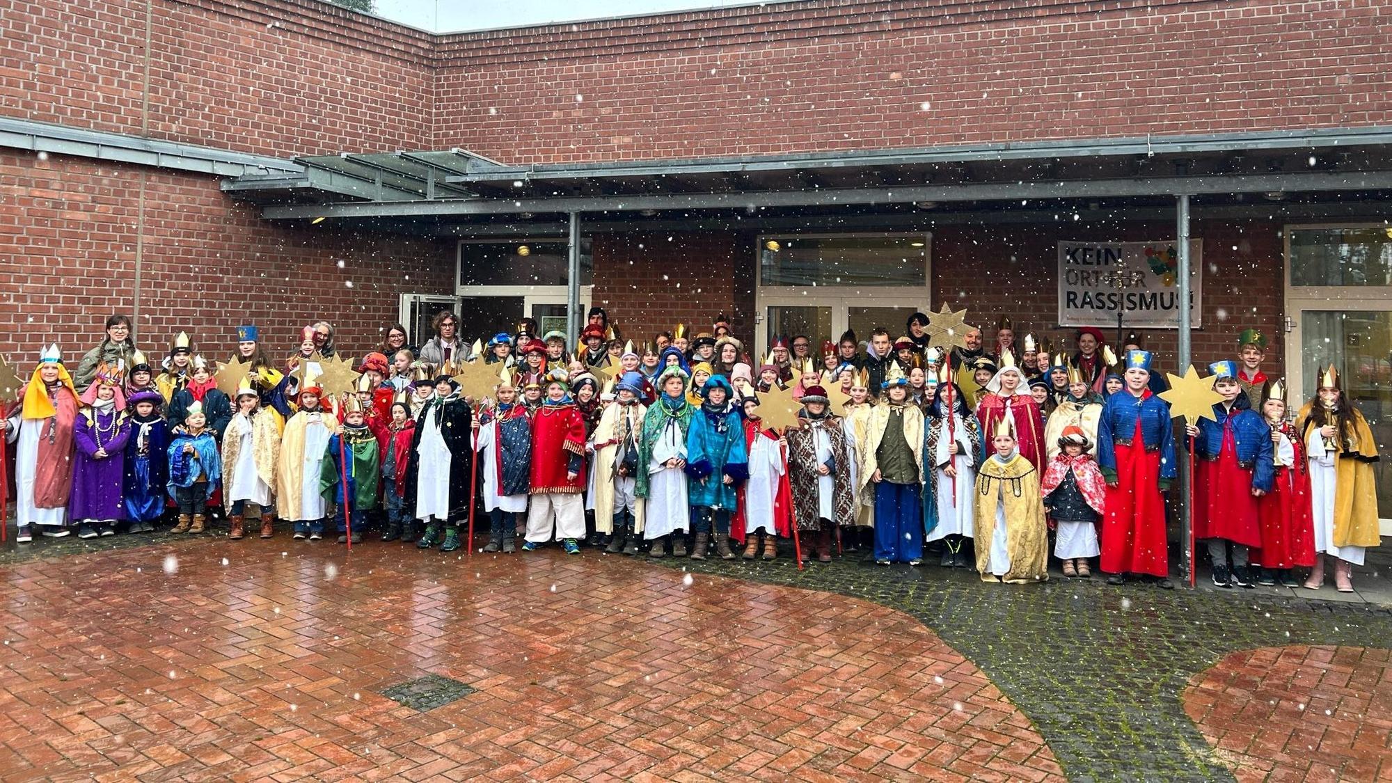 Auf dem Bild sind Sternsinger zu sehen.