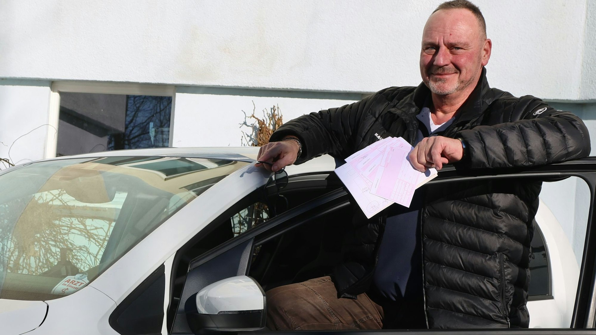 Als Landarzt ist Dirk Feuerstein aus Waldbröl viel unterwegs. Eine Möglichkeit, E-Rezepte auszustellen, hat er bei seinen Fahrten zu Hausbesuchen nicht. Unser Foto zeigt ihn an seinem Dienstauto.