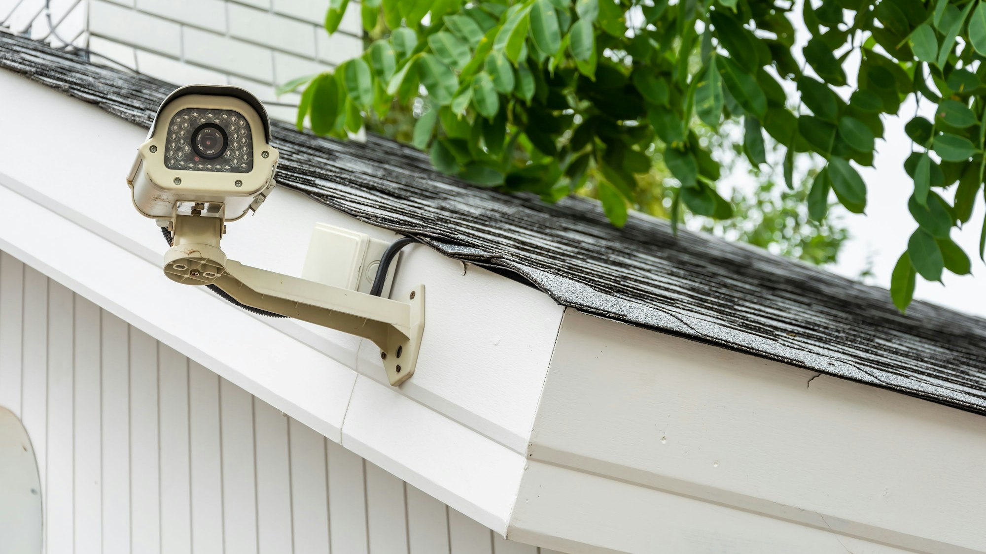 Überwachungskamera ist am Schrägdach einer kleinen Hütte befestigt