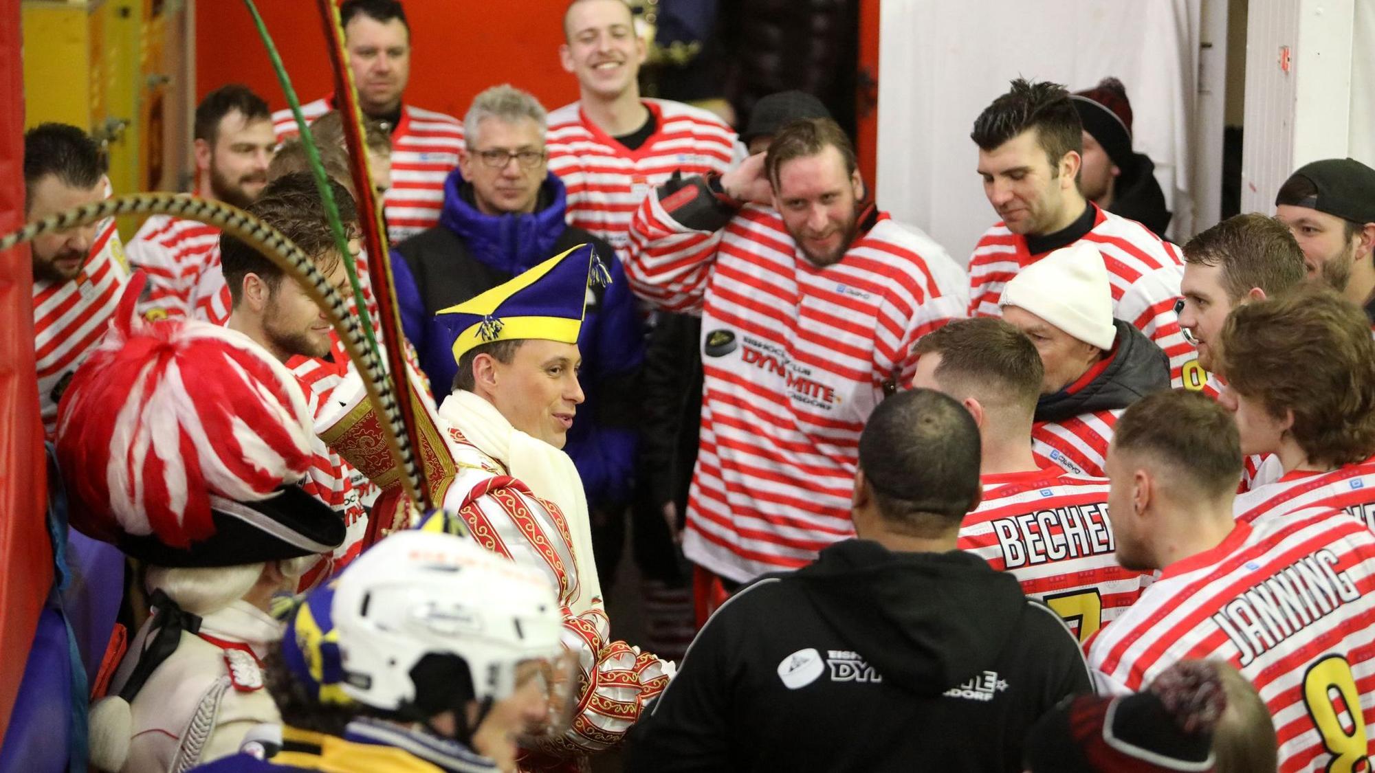 Der Kölner Karnevalsprinz Sascha I. (Klupsch) inmitten seiner Eishockey-Kollegen vom EHC Troisdorf.
