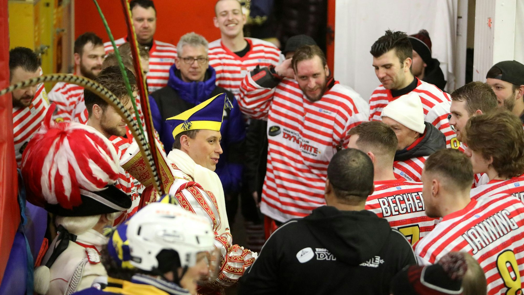 Der Kölner Karnevalsprinz Sascha I. (Klupsch) inmitten seiner Eishockey-Kollegen vom EHC Troisdorf.