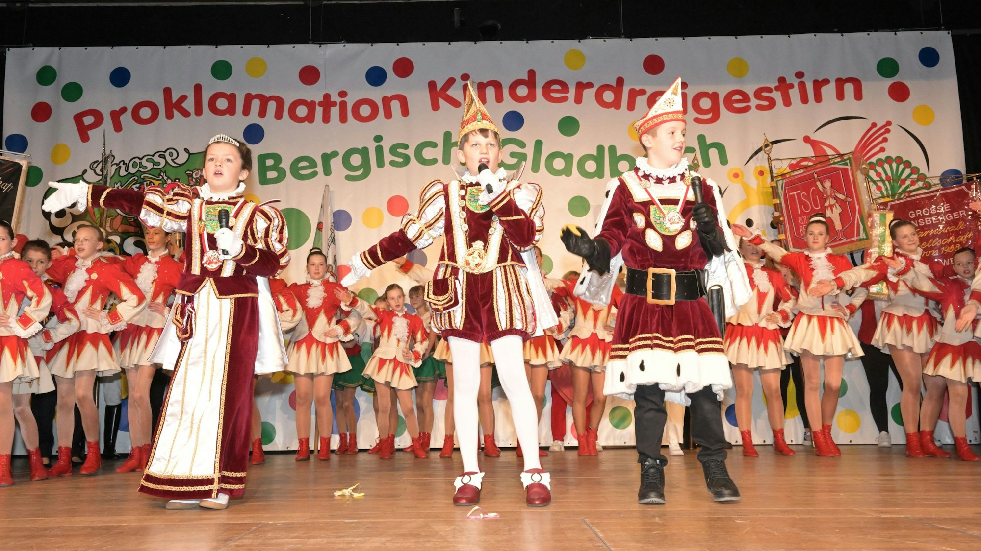 Endlich im Ornat: Prinz Anton I., Bauer Miguel und Jungfrau Paulina, das frisch proklamierte Gladbacher Kinderdreigestirn.
