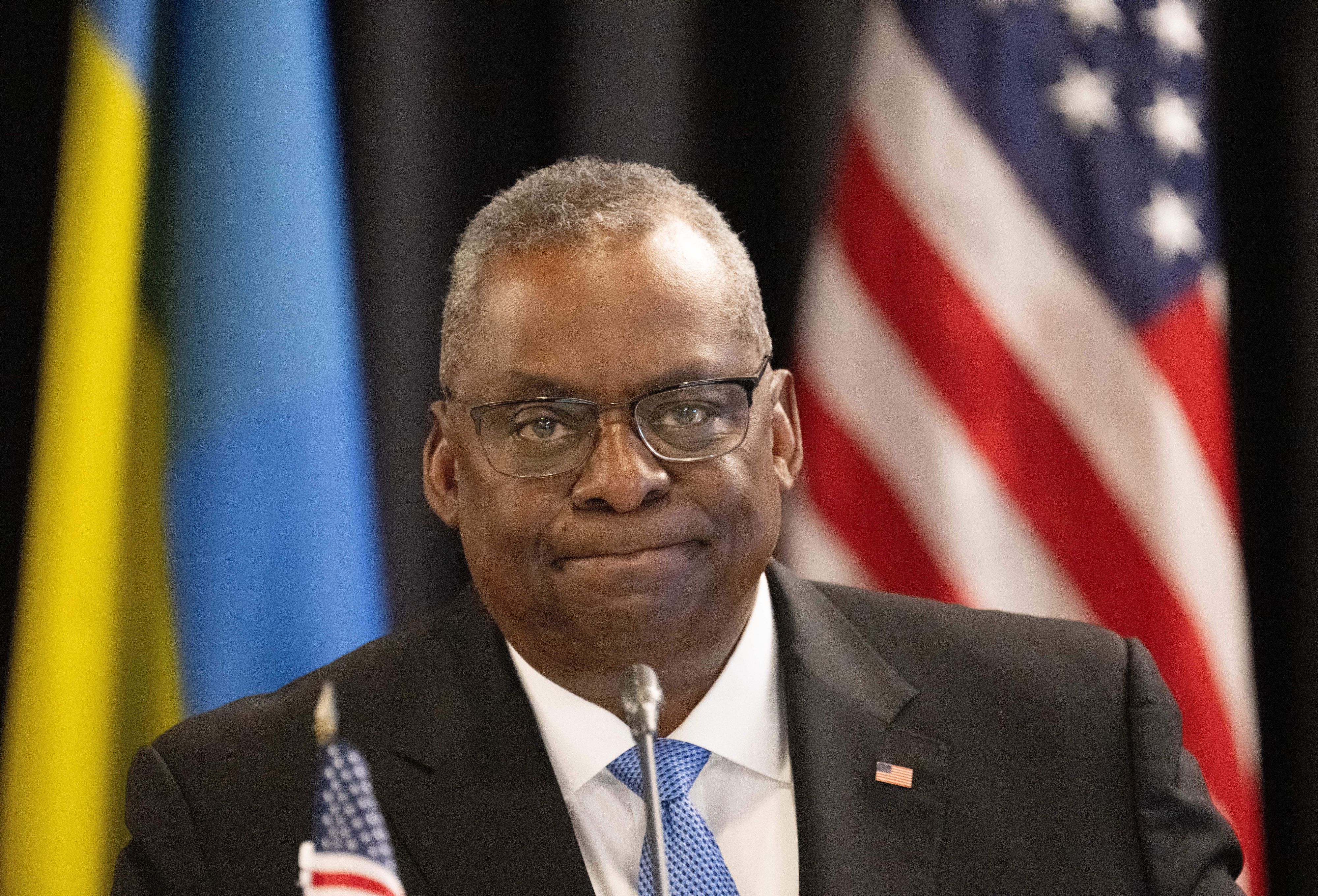 ARCHIV - 19.09.2023, Rheinland-Pfalz, Ramstein-Miesenbach: US-Verteidigungsminister Lloyd Austin nimmt an der 15. Sitzung der Verteidigungskontaktgruppe für die Ukraine auf der US-Air Base in Ramstein teil. Austin befindet sich nach Angaben des Pentagons weiter im Krankenhaus - ein Datum für seine Entlassung gibt es noch nicht. Foto: Boris Roessler/dpa +++ dpa-Bildfunk +++